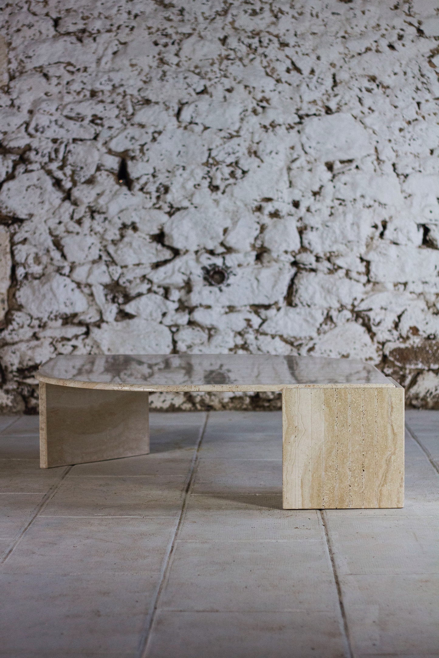 Table basse en travertin "Oeil" ou "goutte" par Roche Bobois, 1980