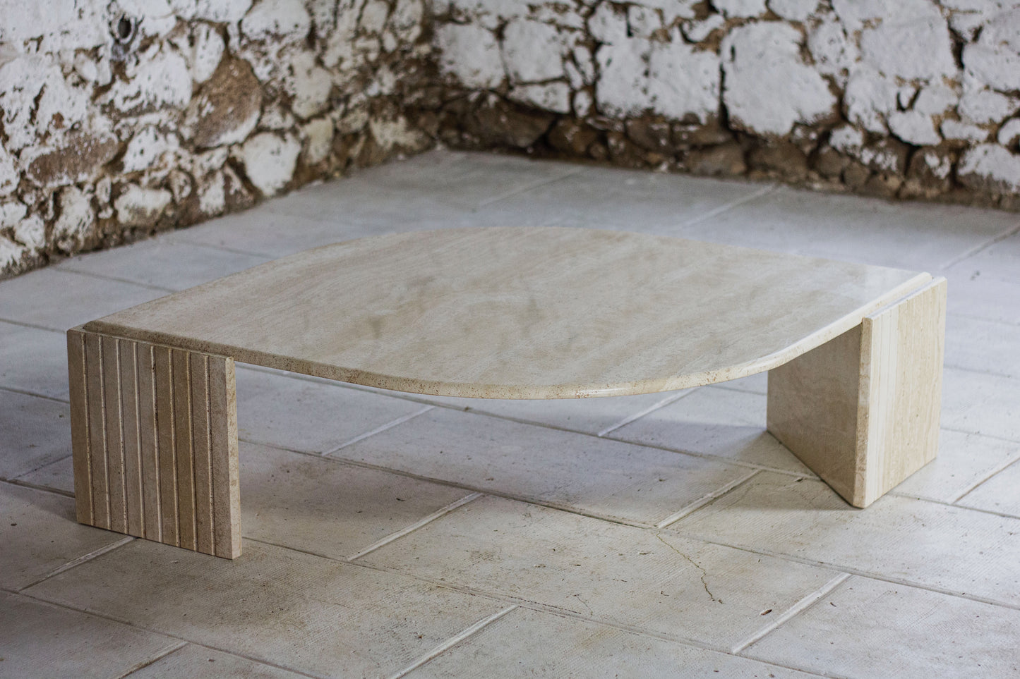 Table basse en travertin "Oeil" ou "goutte" par Roche Bobois, 1980