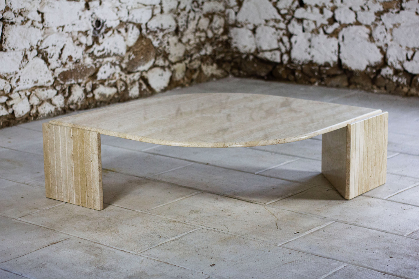 Table basse en travertin "Oeil" ou "goutte" par Roche Bobois, 1980