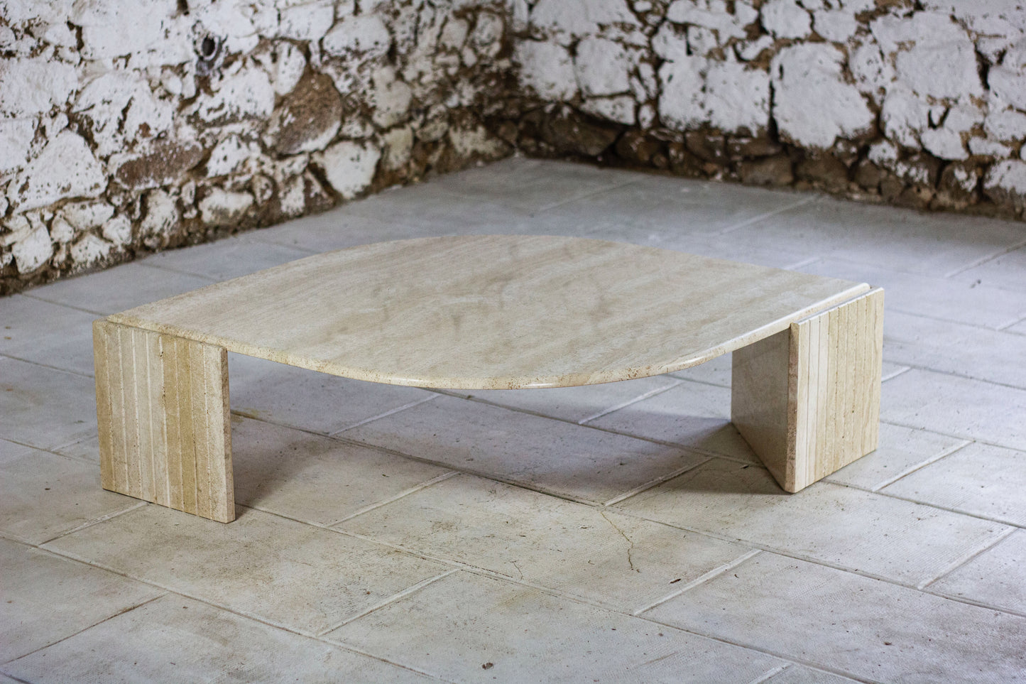 Table basse en travertin "Oeil" ou "goutte" par Roche Bobois, 1980