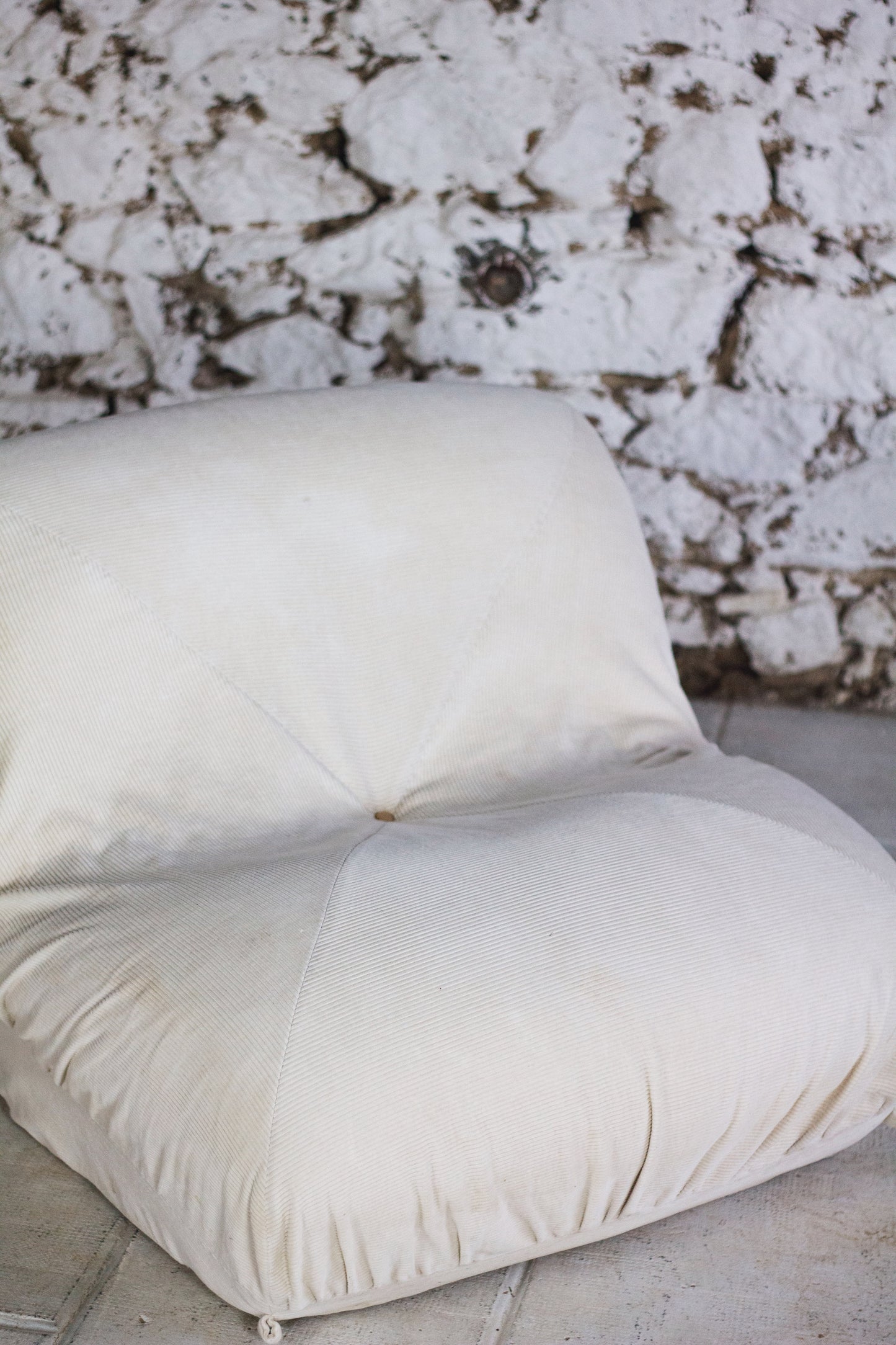 Chauffeuse "patate" velours côtelé écru pour Airborne, 1970