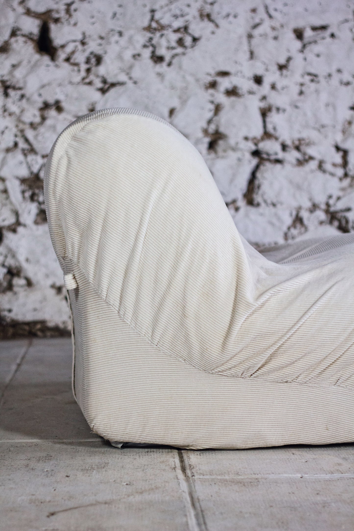 Chauffeuse "patate" velours côtelé écru pour Airborne, 1970