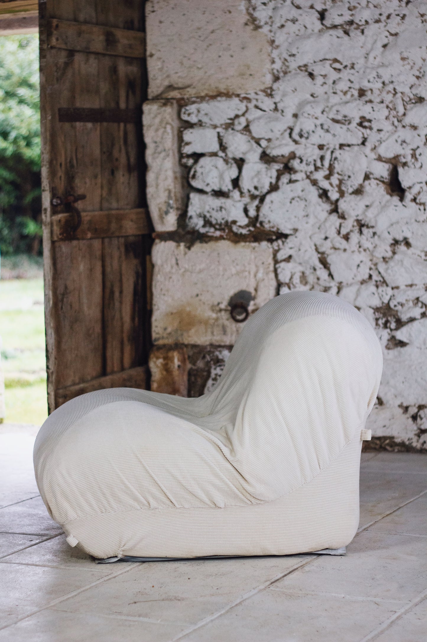 Chauffeuse "patate" velours côtelé écru pour Airborne, 1970