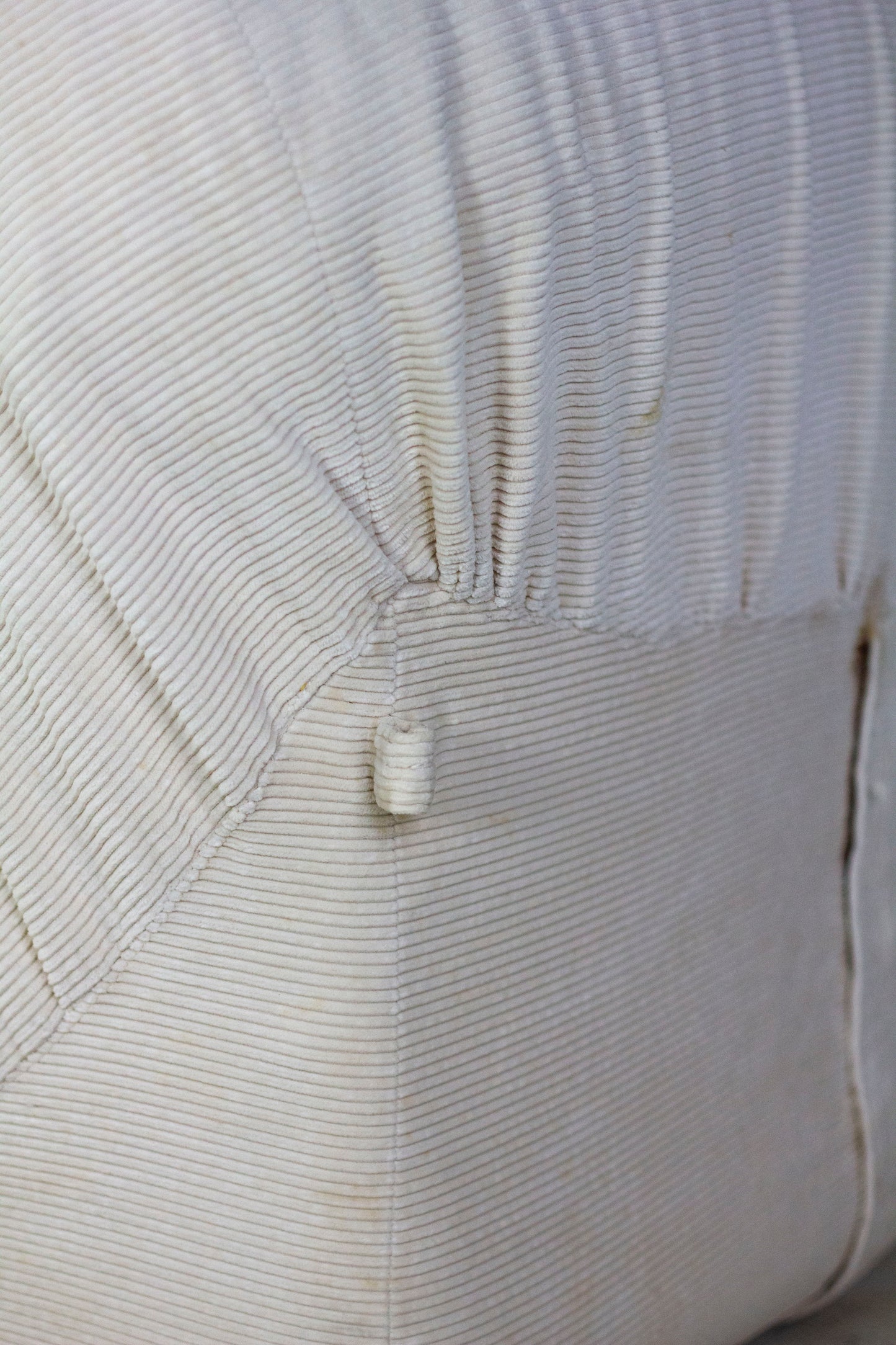 Chauffeuse "patate" velours côtelé écru pour Airborne, 1970