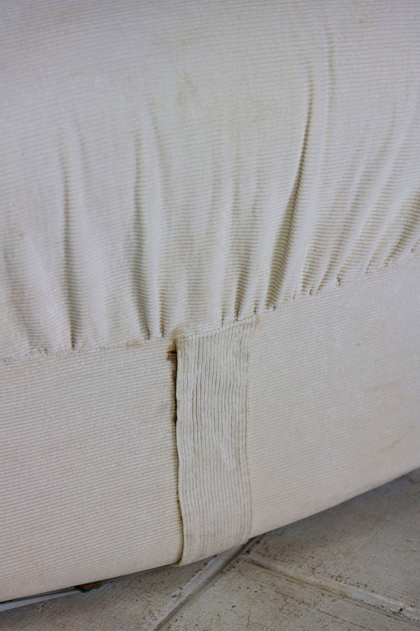 Chauffeuse "patate" velours côtelé écru pour Airborne, 1970