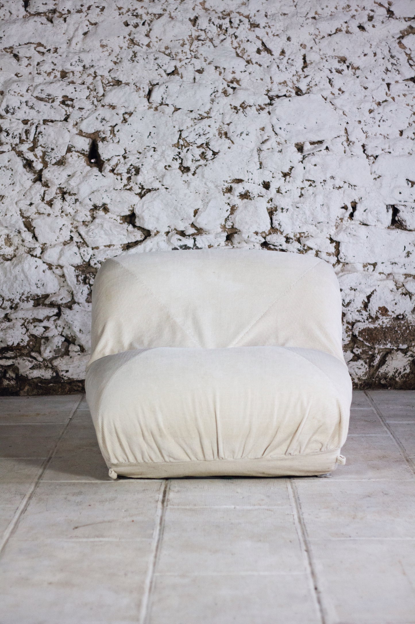 Chauffeuse "patate" velours côtelé écru pour Airborne, 1970