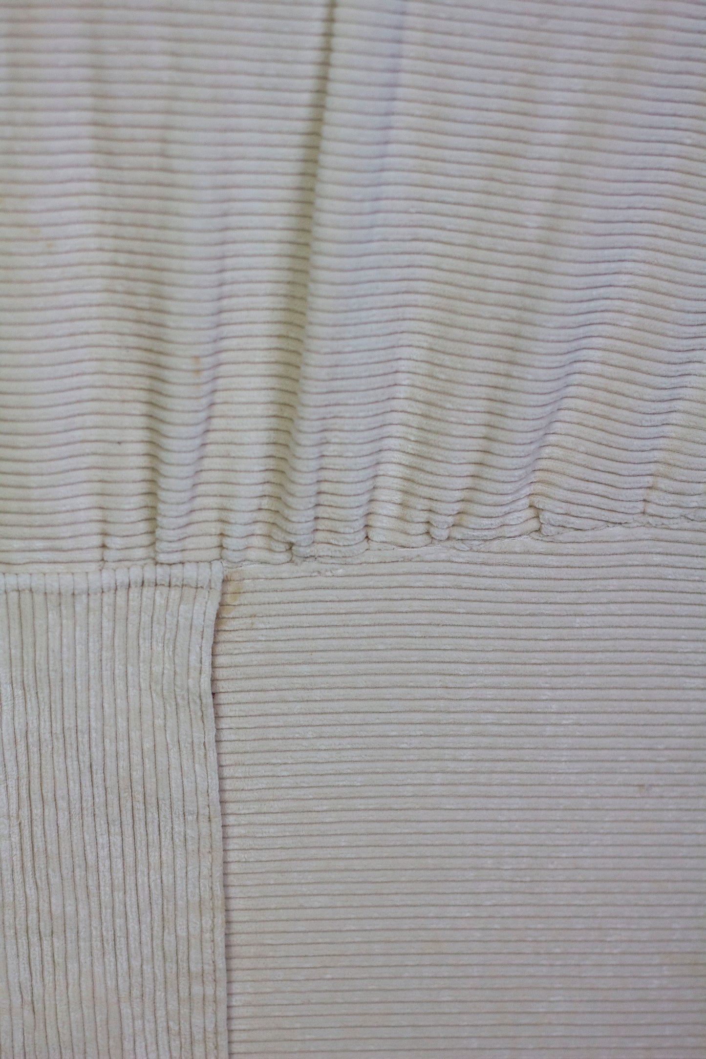 Chauffeuse "patate" velours côtelé écru pour Airborne, 1970