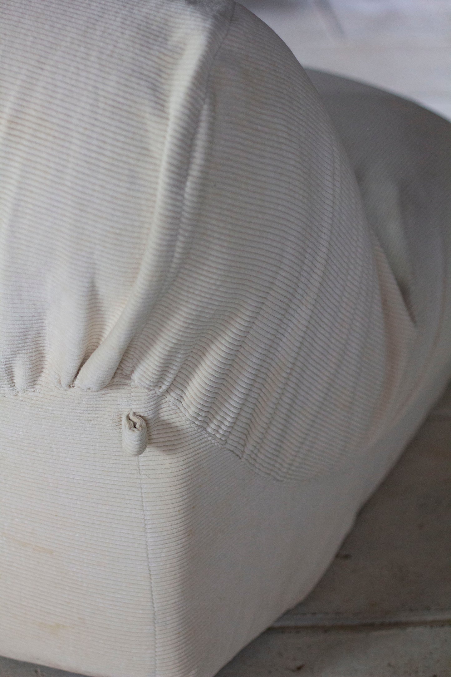 Chauffeuse "patate" velours côtelé écru pour Airborne, 1970