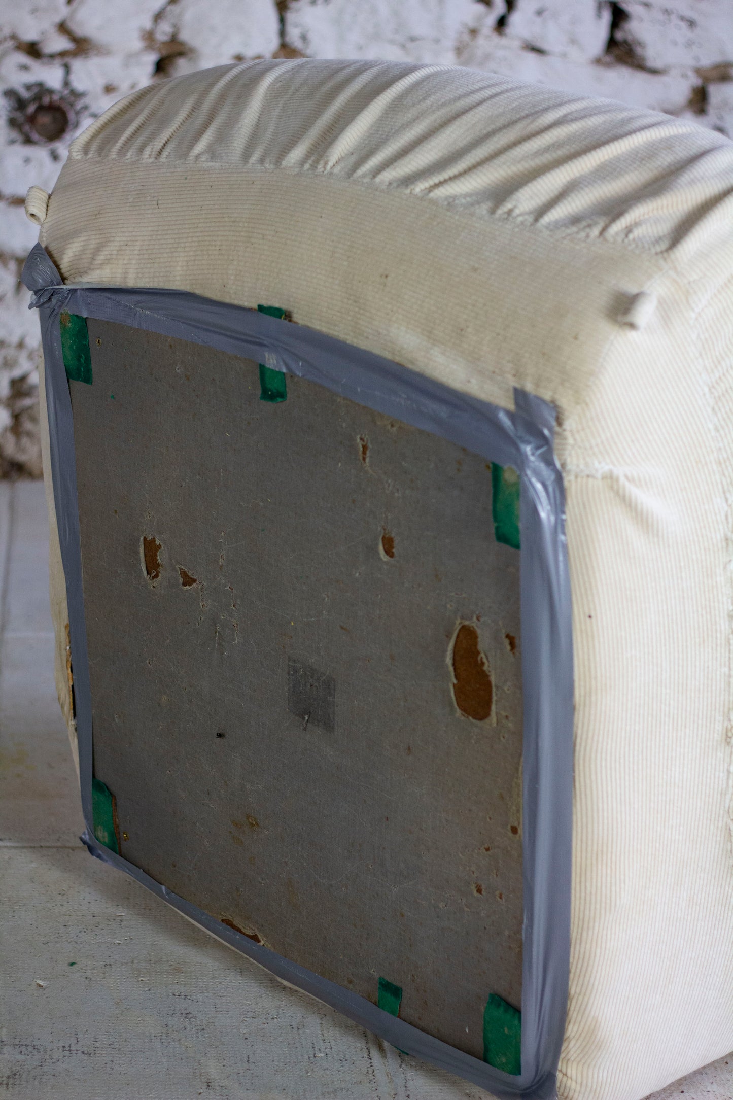 Chauffeuse "patate" velours côtelé écru pour Airborne, 1970