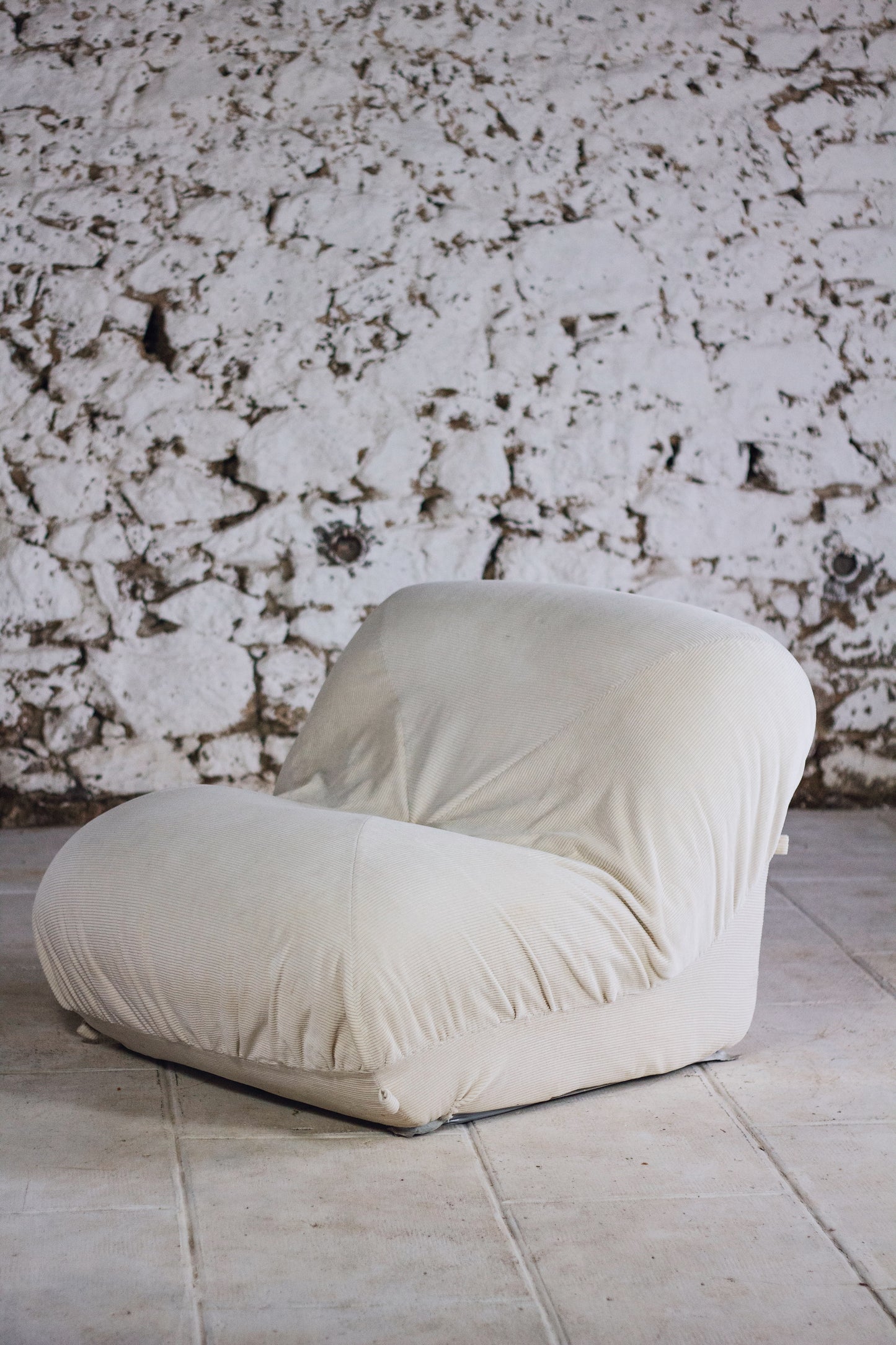 Chauffeuse "patate" velours côtelé écru pour Airborne, 1970