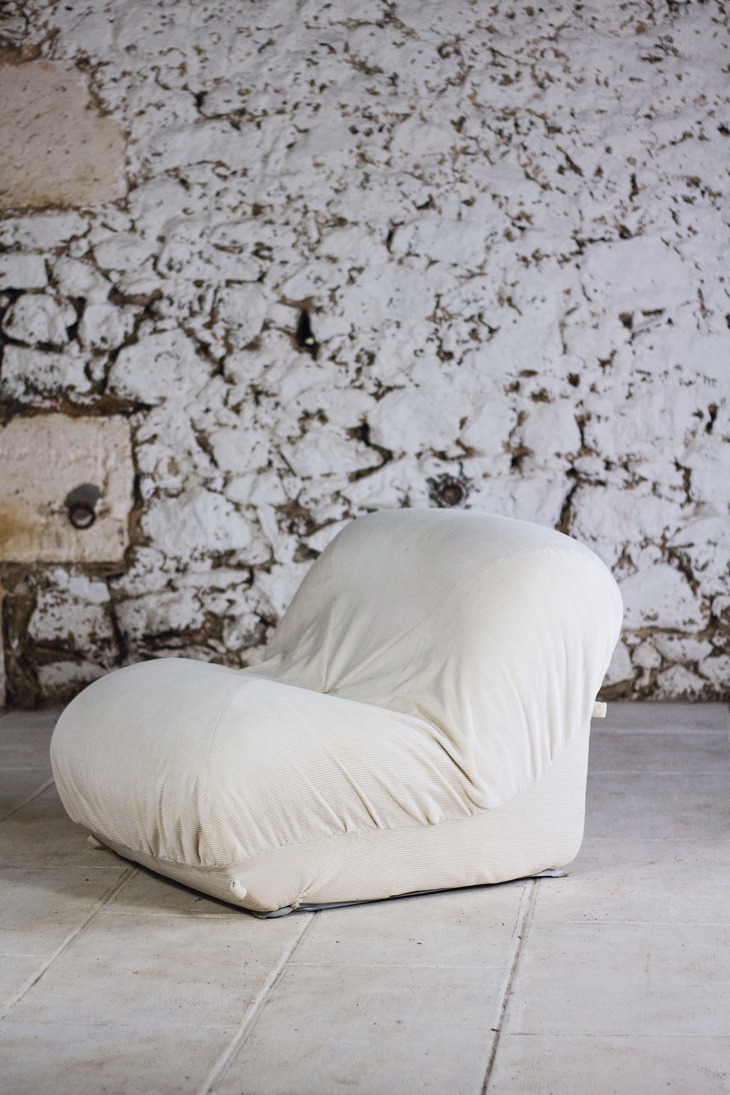 Chauffeuse "patate" velours côtelé écru pour Airborne, 1970