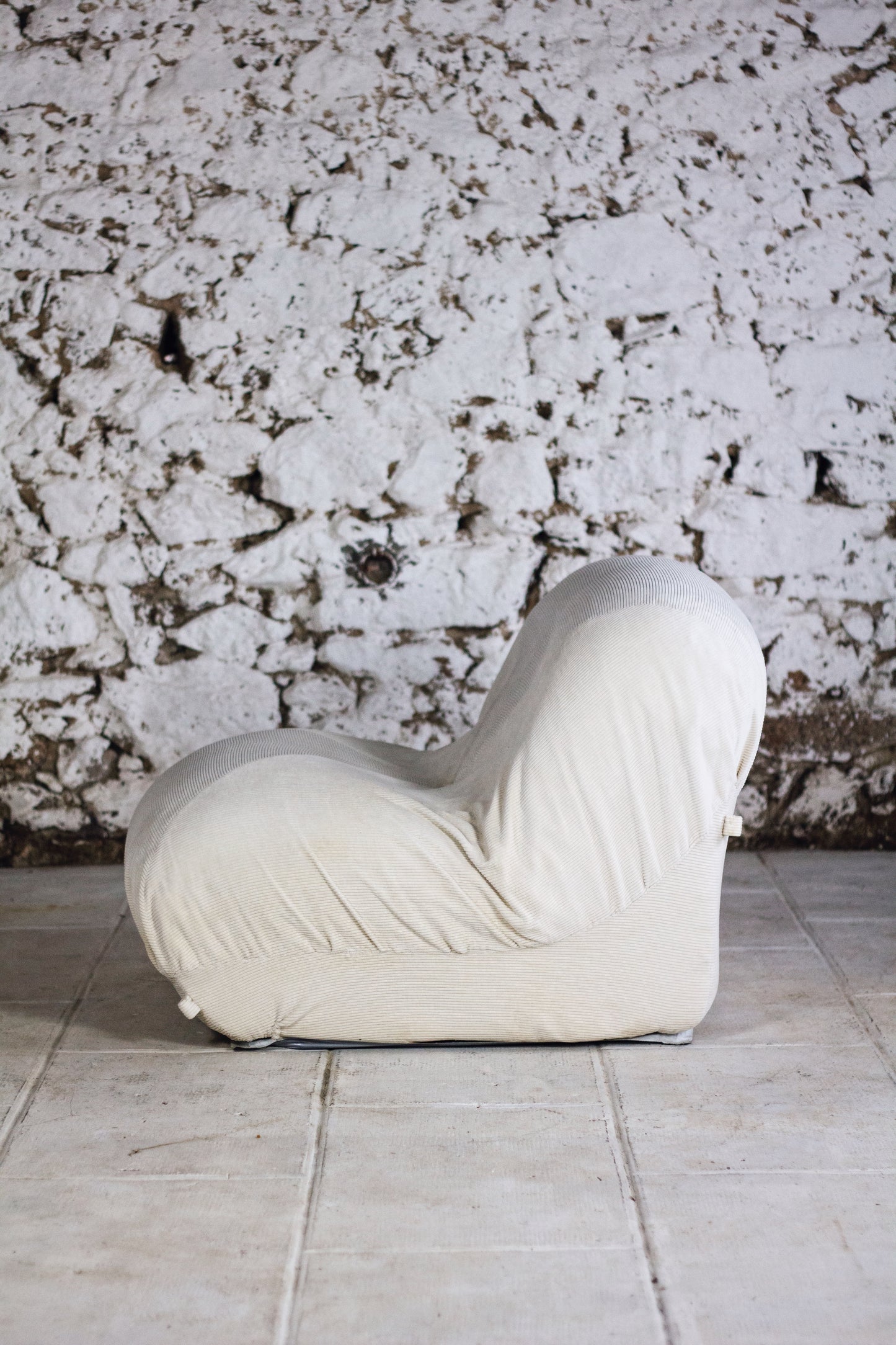 Chauffeuse "patate" velours côtelé écru pour Airborne, 1970