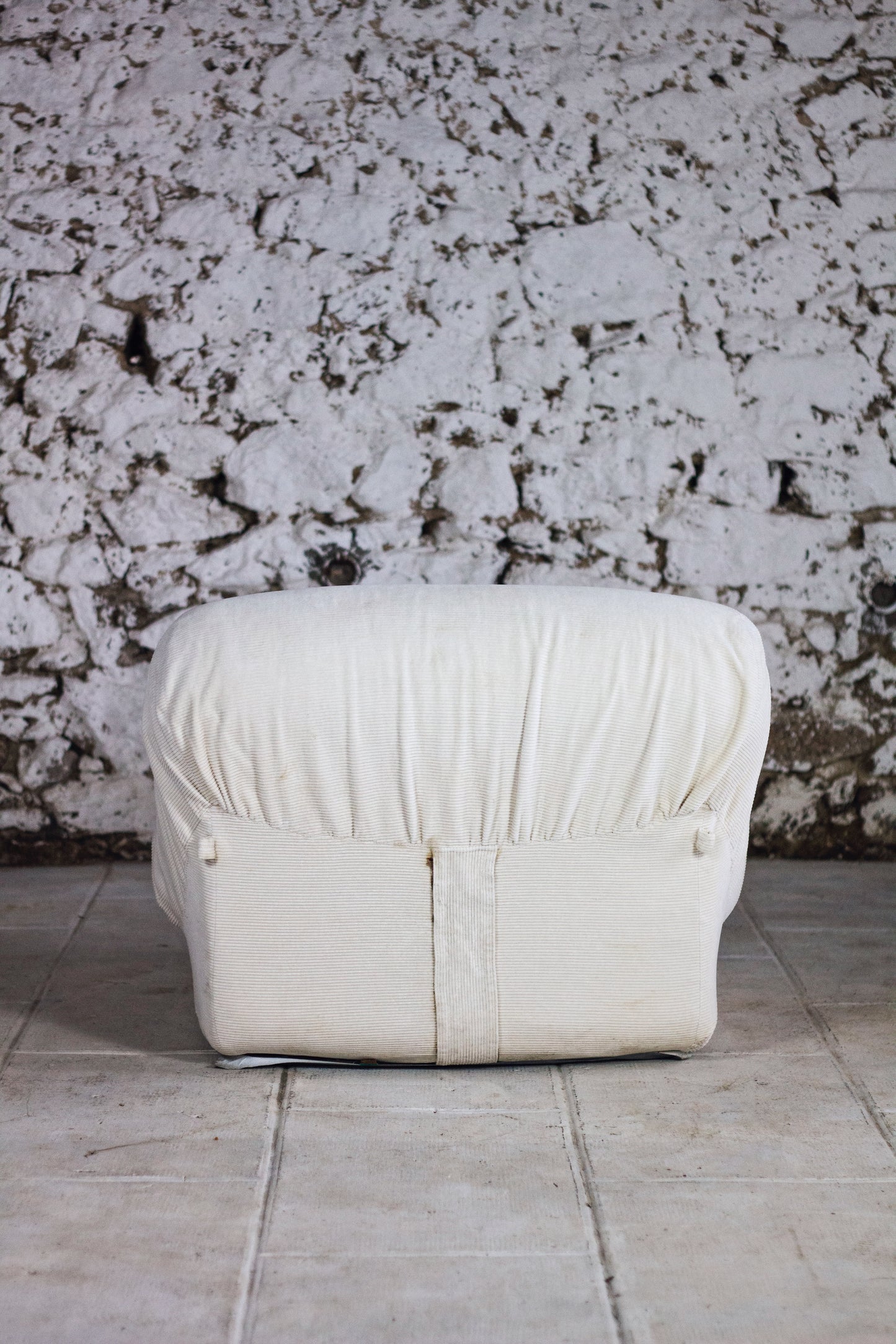 Chauffeuse "patate" velours côtelé écru pour Airborne, 1970