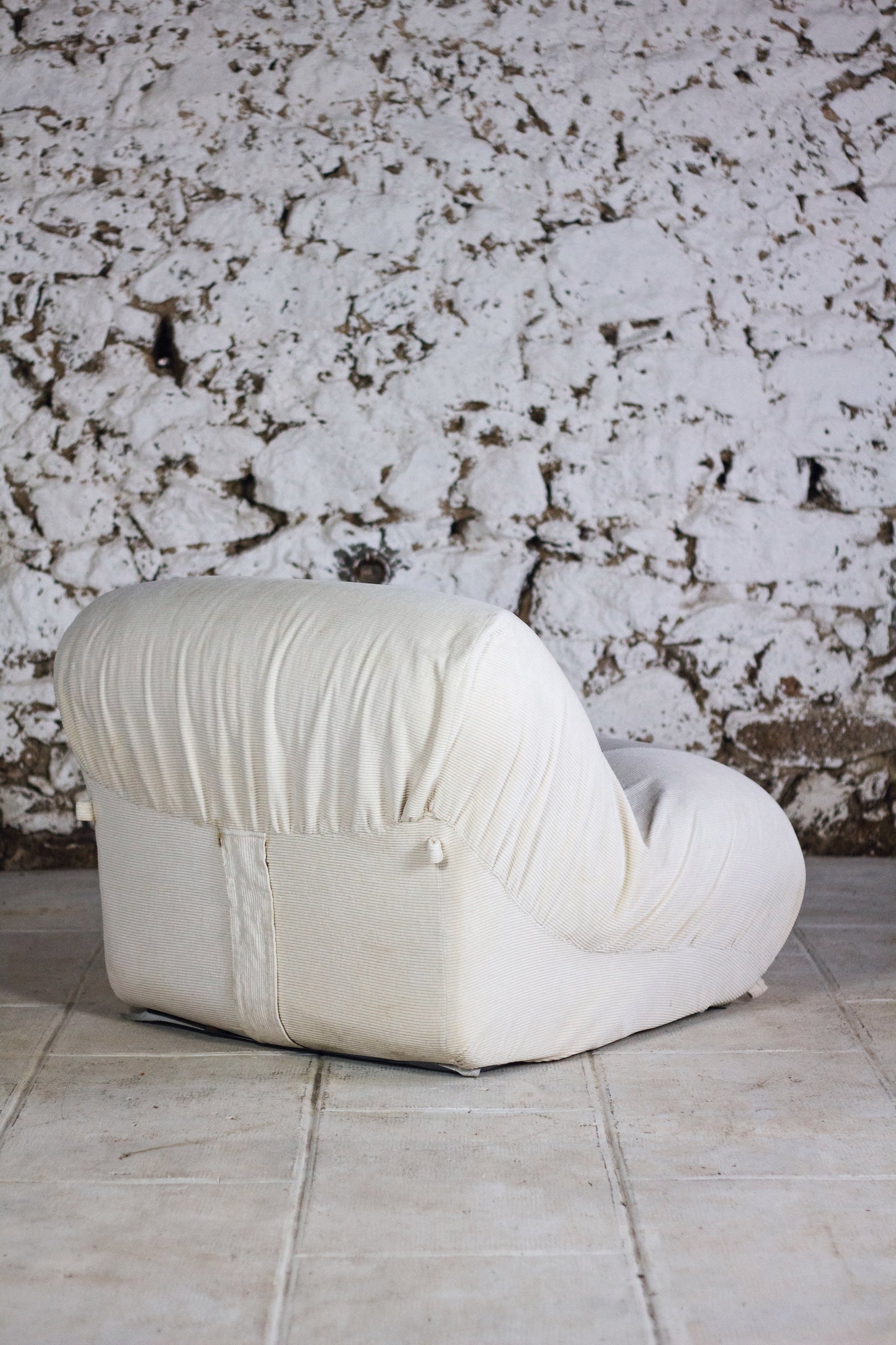 Chauffeuse "patate" velours côtelé écru pour Airborne, 1970