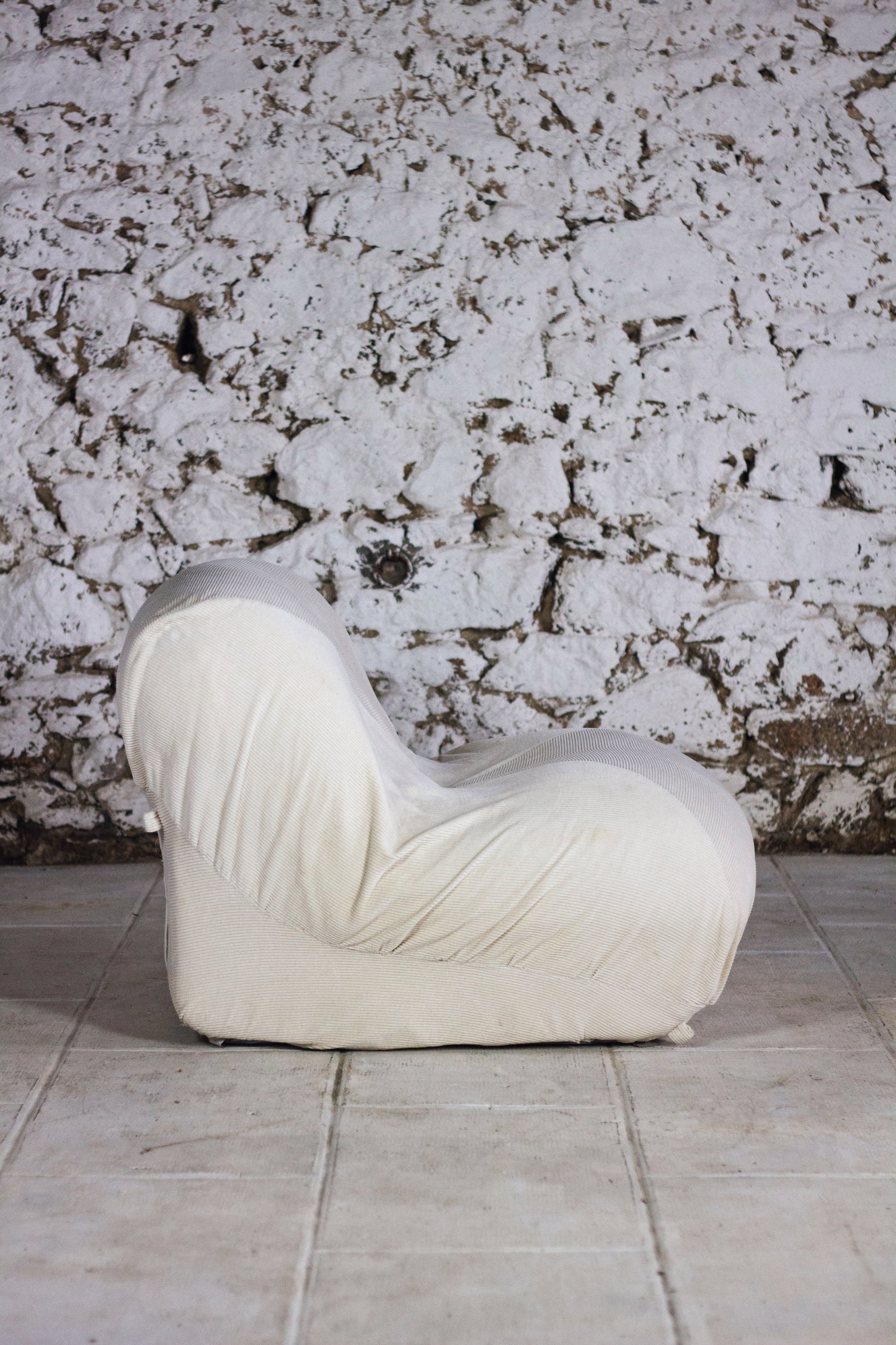 Chauffeuse "patate" velours côtelé écru pour Airborne, 1970