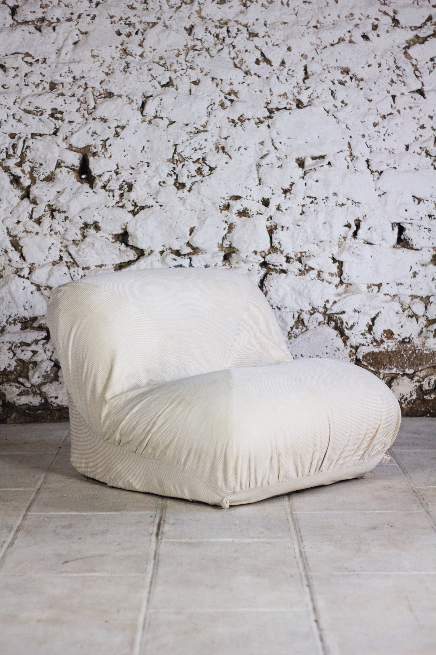 Chauffeuse "patate" velours côtelé écru pour Airborne, 1970