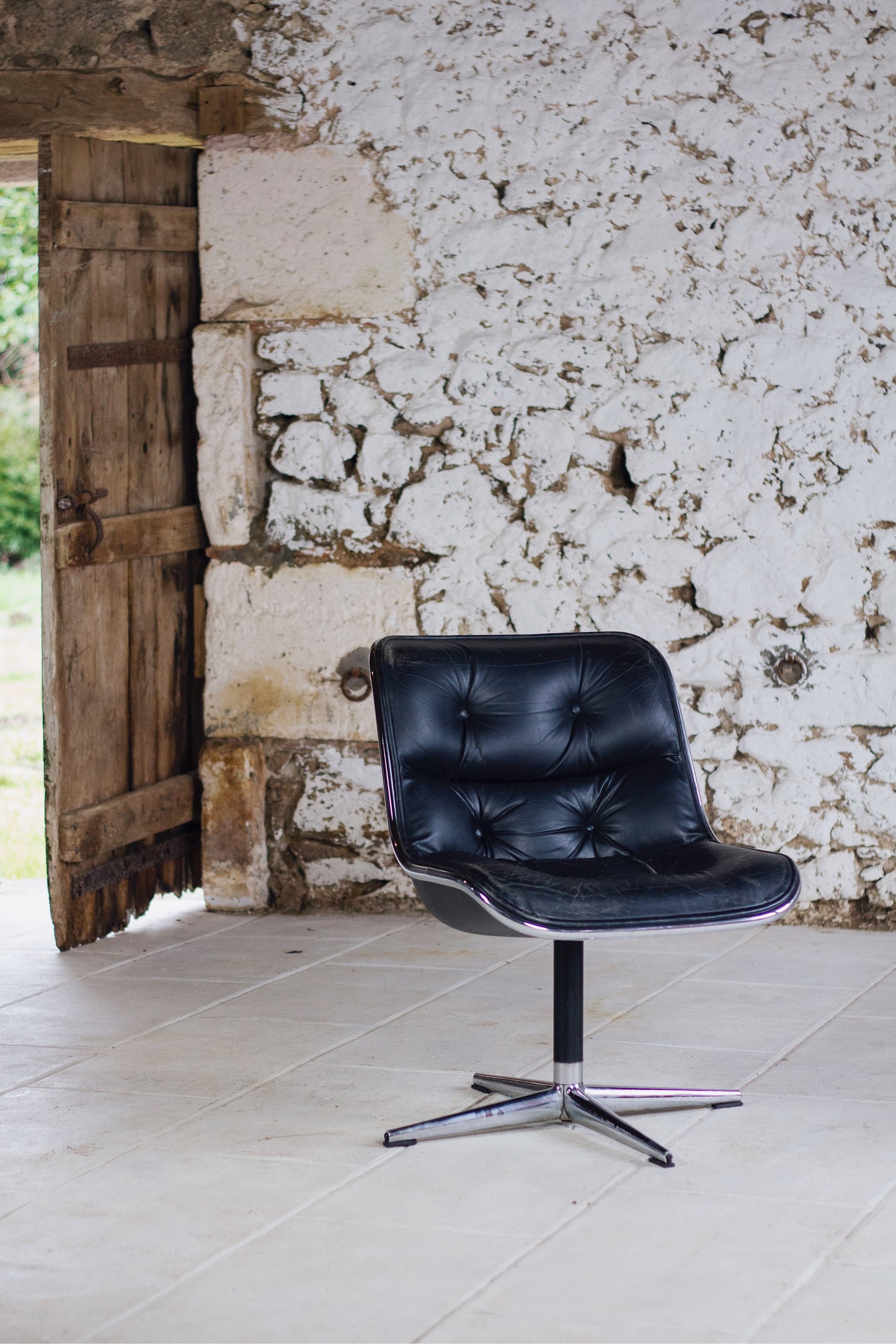 Fauteuil de bureau en cuir noir de Charles Pollock pour KNOLL