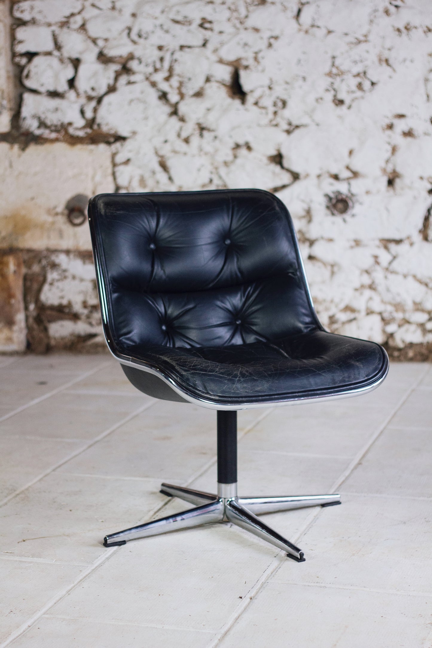 Fauteuil de bureau en cuir noir de Charles Pollock pour KNOLL