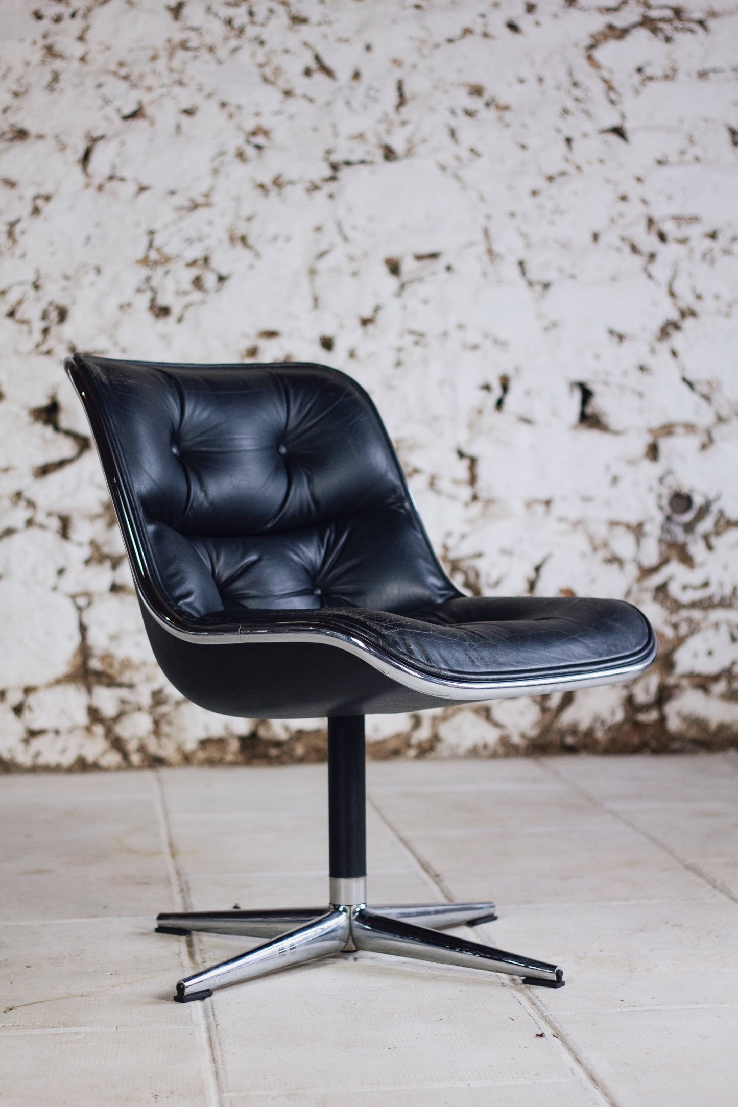Fauteuil de bureau en cuir noir de Charles Pollock pour KNOLL
