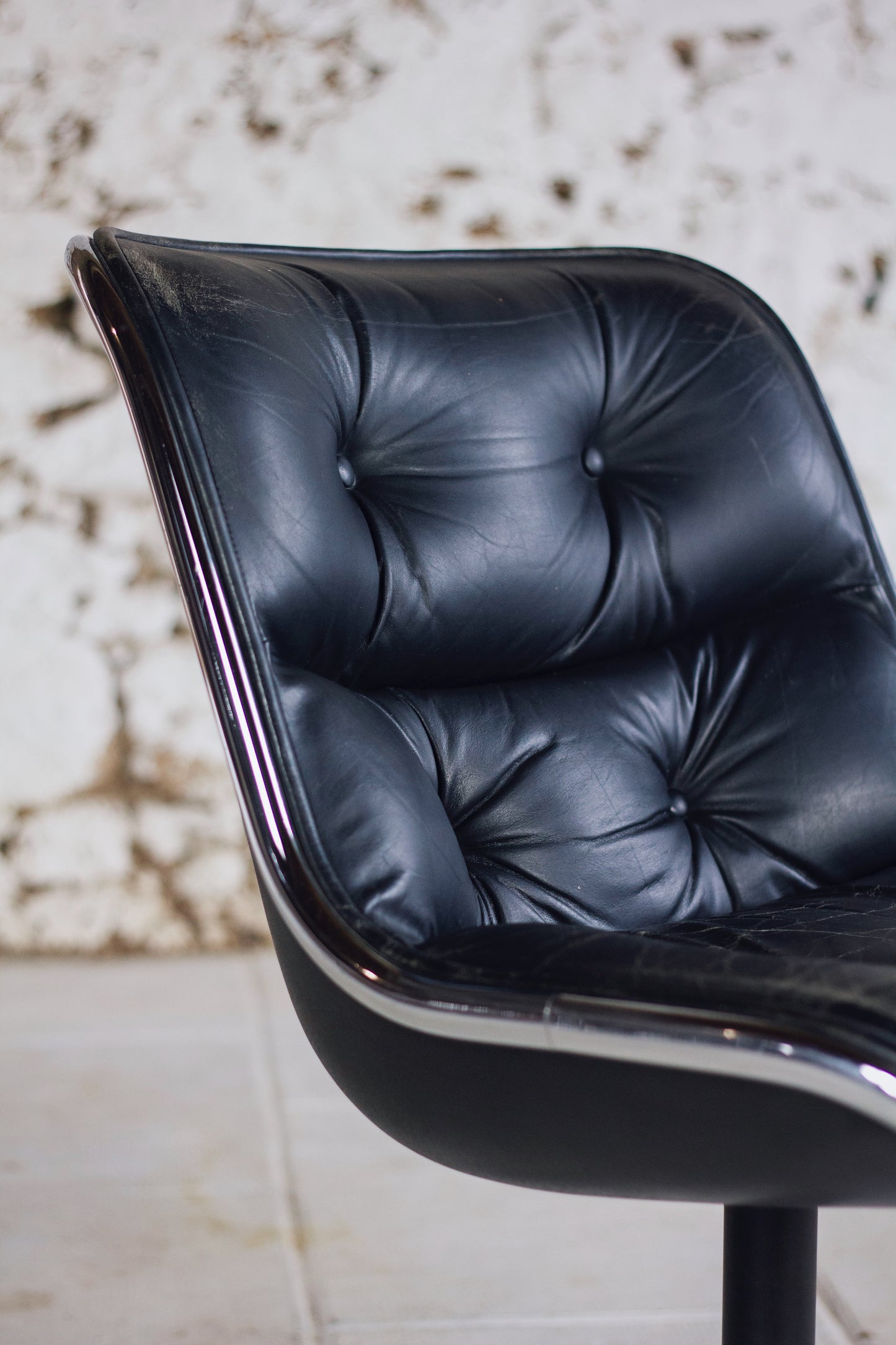 Fauteuil de bureau en cuir noir de Charles Pollock pour KNOLL