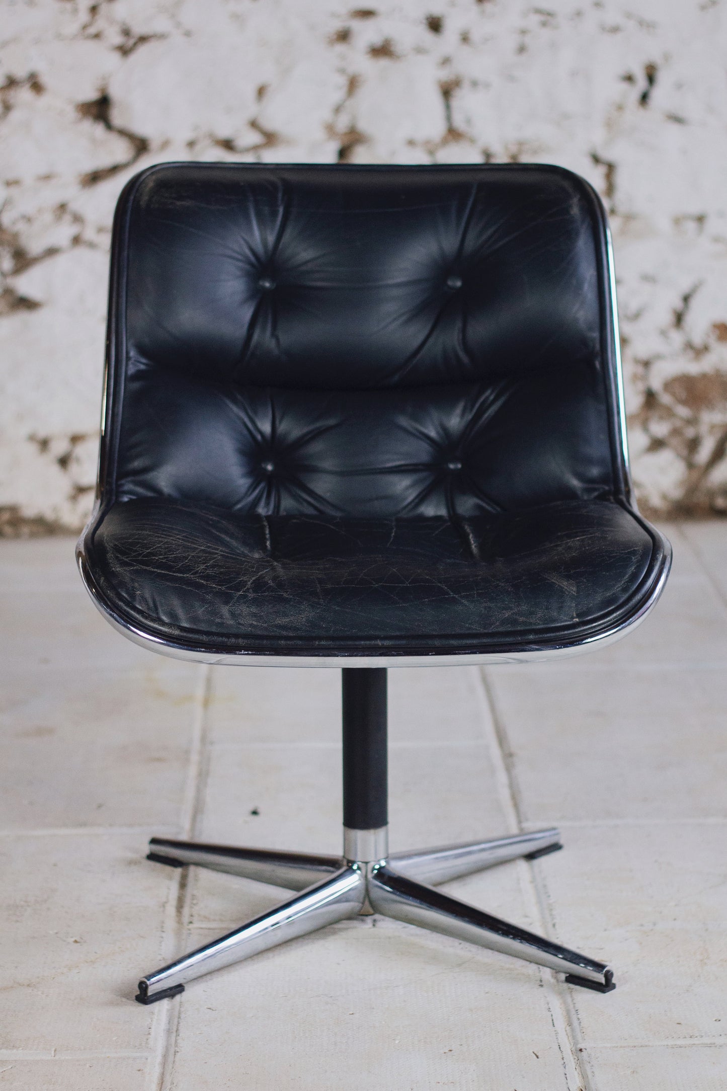 Fauteuil de bureau en cuir noir de Charles Pollock pour KNOLL