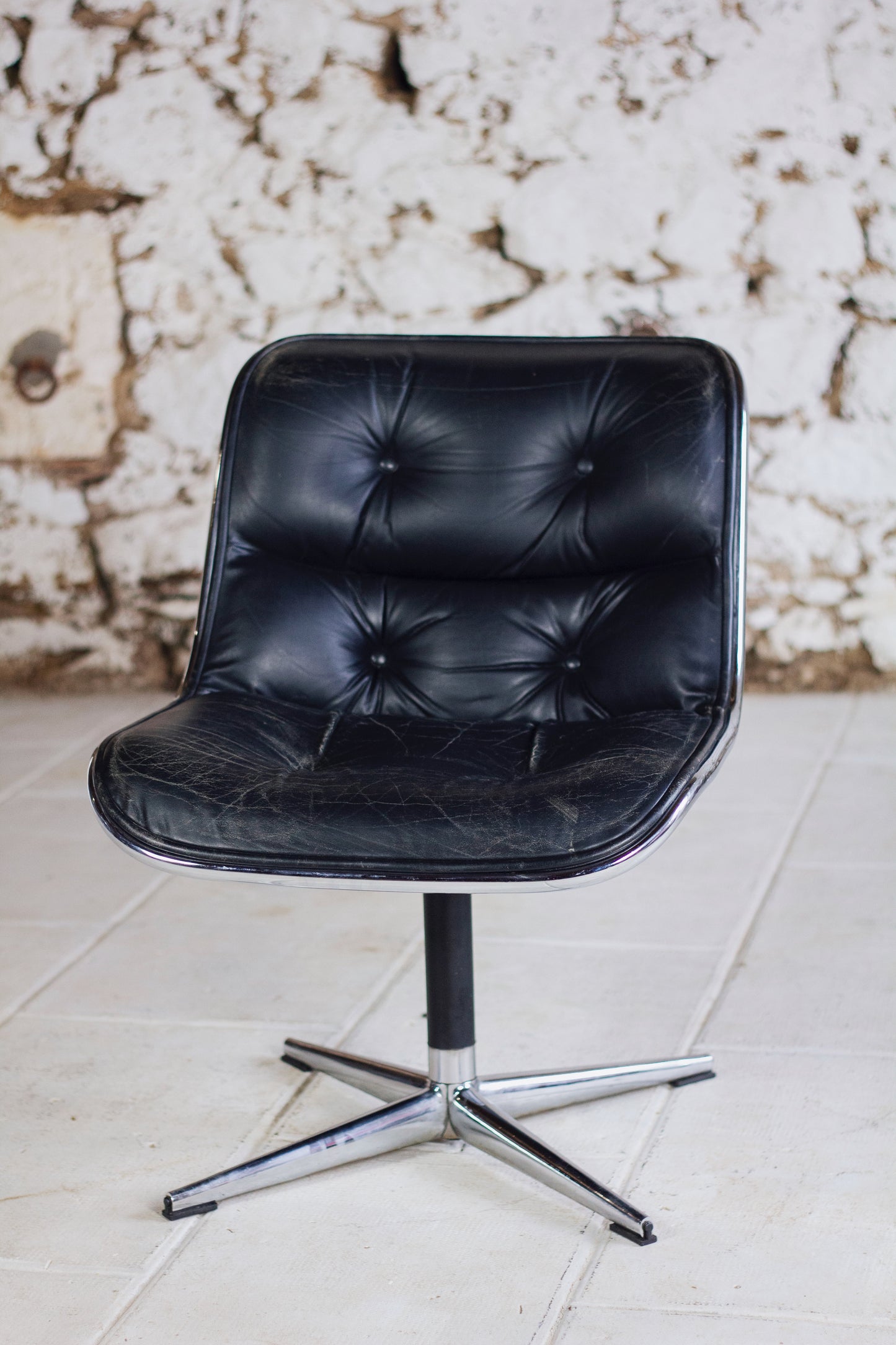 Fauteuil de bureau en cuir noir de Charles Pollock pour KNOLL