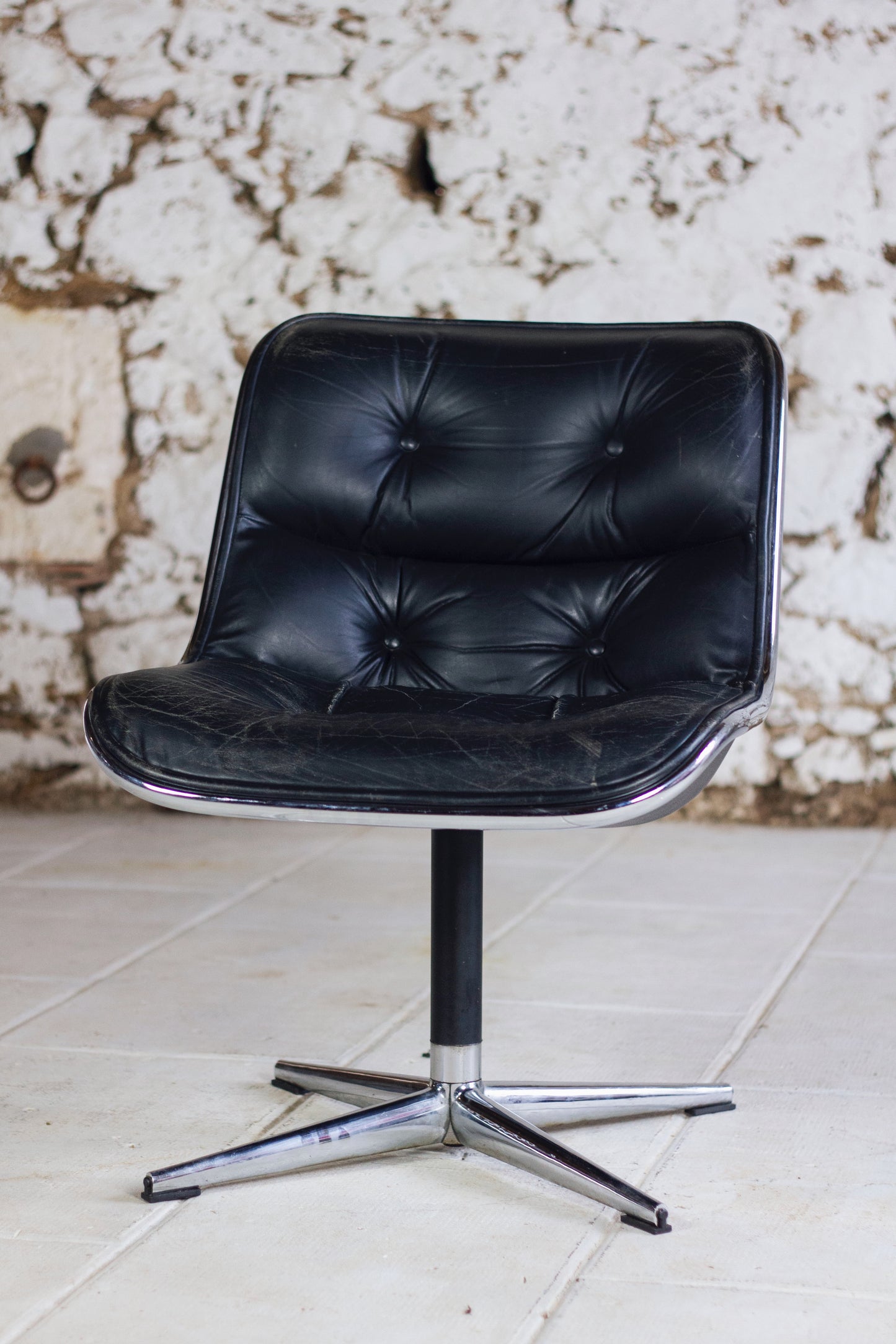Fauteuil de bureau en cuir noir de Charles Pollock pour KNOLL