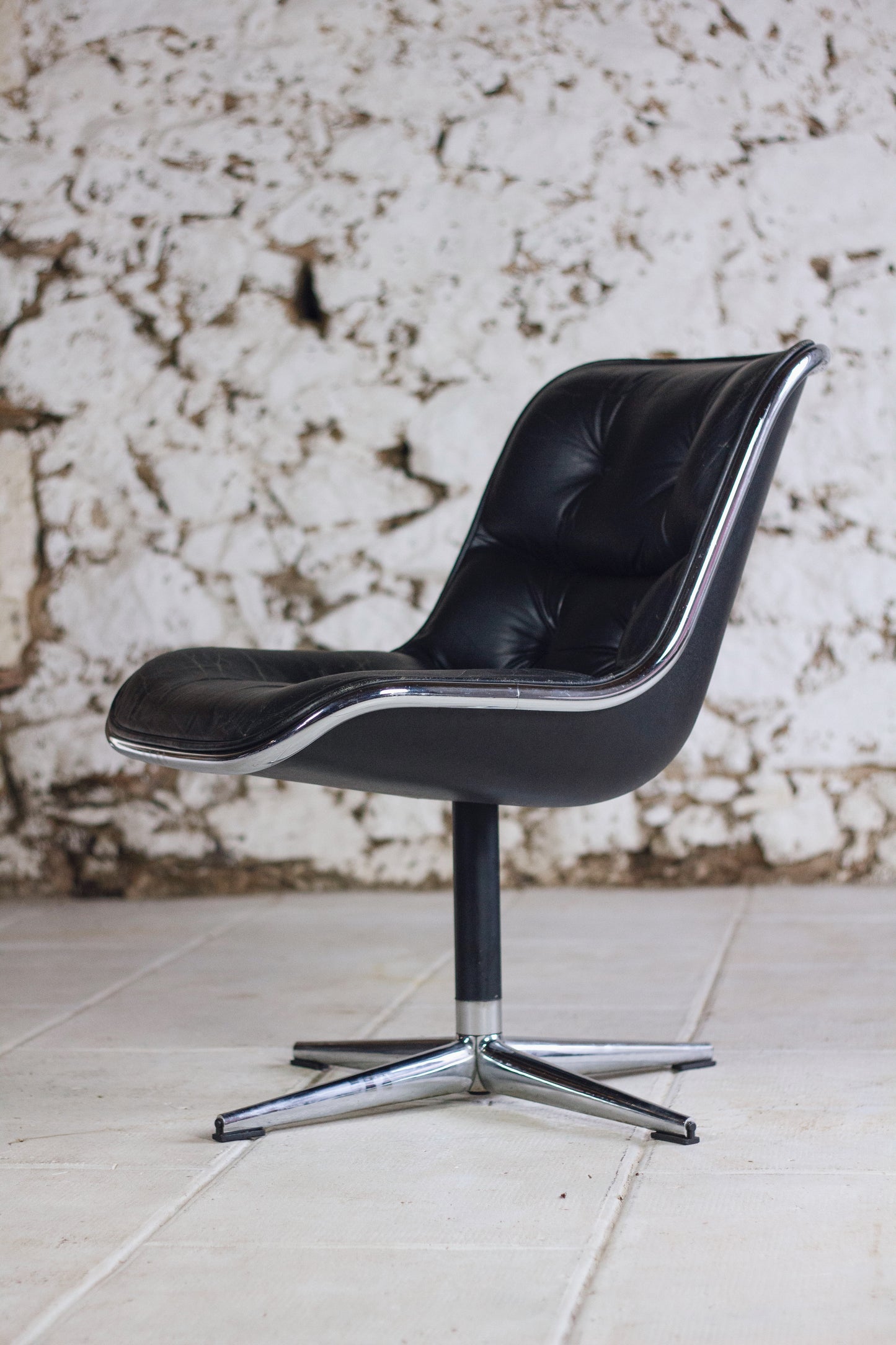 Fauteuil de bureau en cuir noir de Charles Pollock pour KNOLL