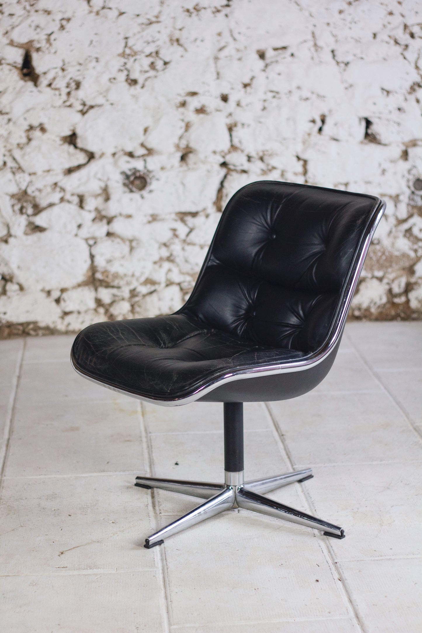 Fauteuil de bureau en cuir noir de Charles Pollock pour KNOLL