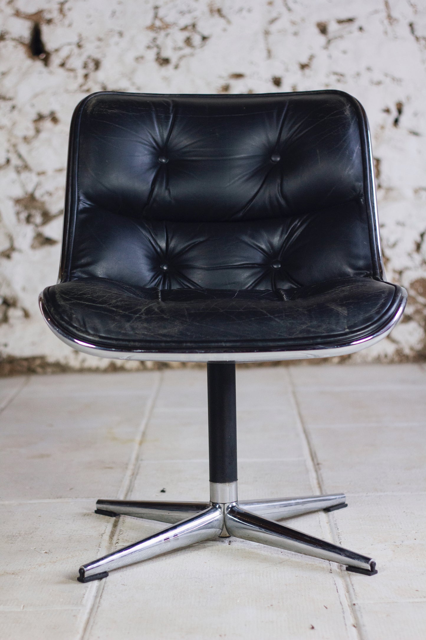 Fauteuil de bureau en cuir noir de Charles Pollock pour KNOLL