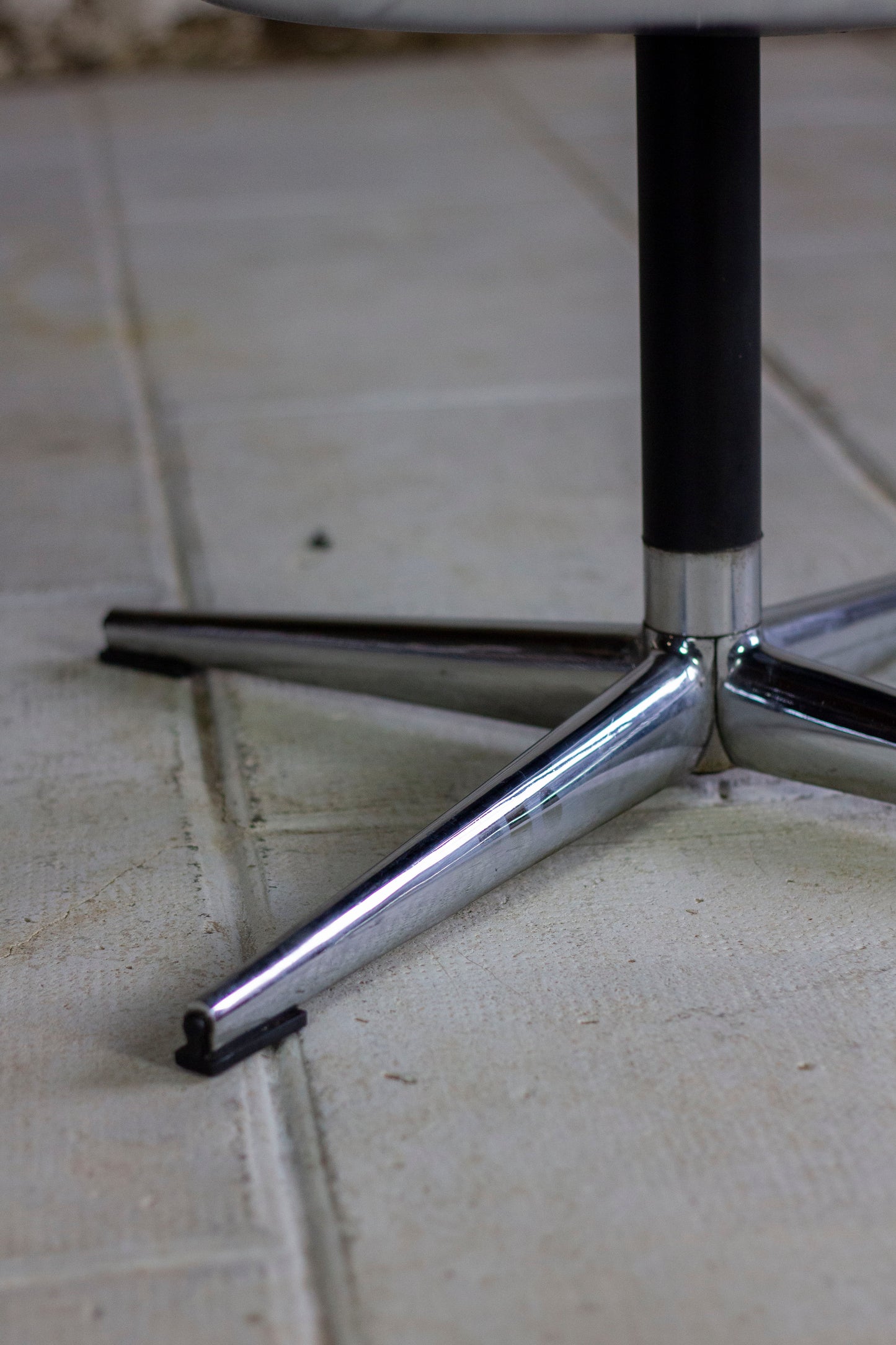 Fauteuil de bureau en cuir noir de Charles Pollock pour KNOLL