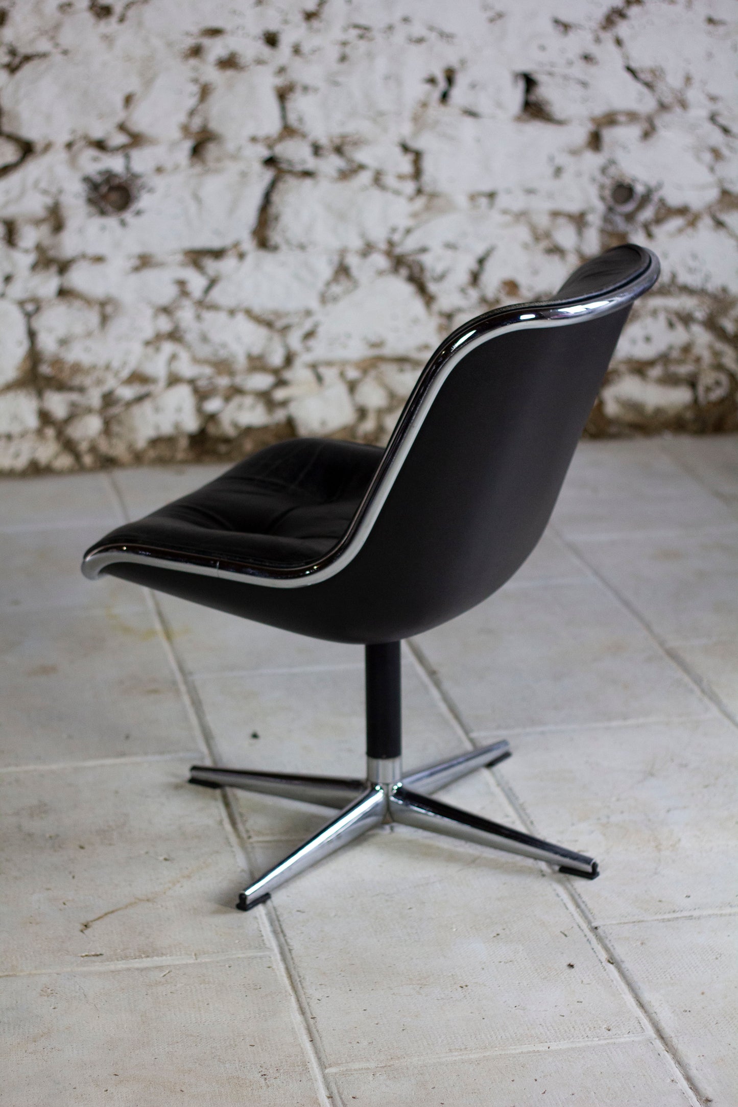 Fauteuil de bureau en cuir noir de Charles Pollock pour KNOLL