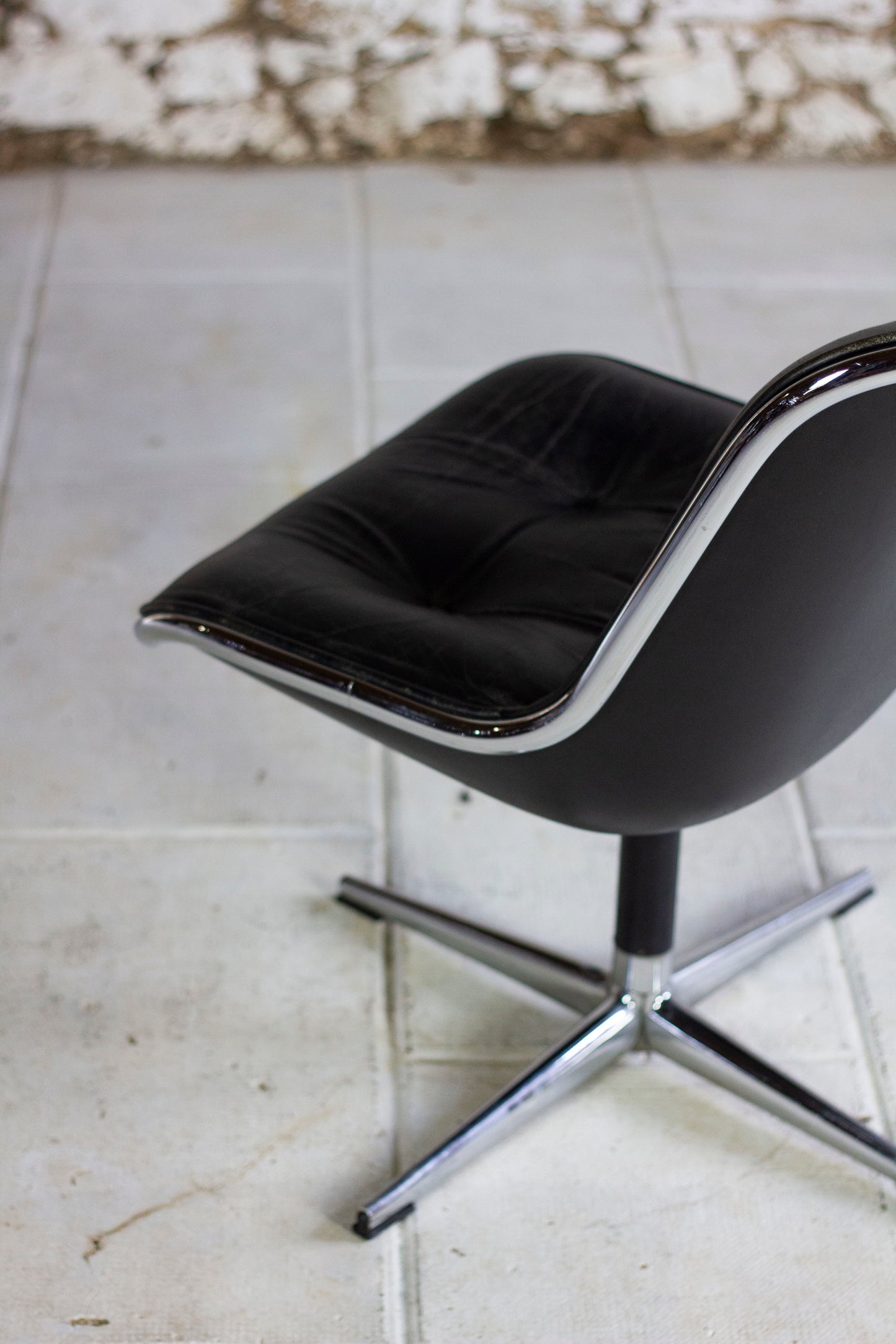 Fauteuil de bureau en cuir noir de Charles Pollock pour KNOLL