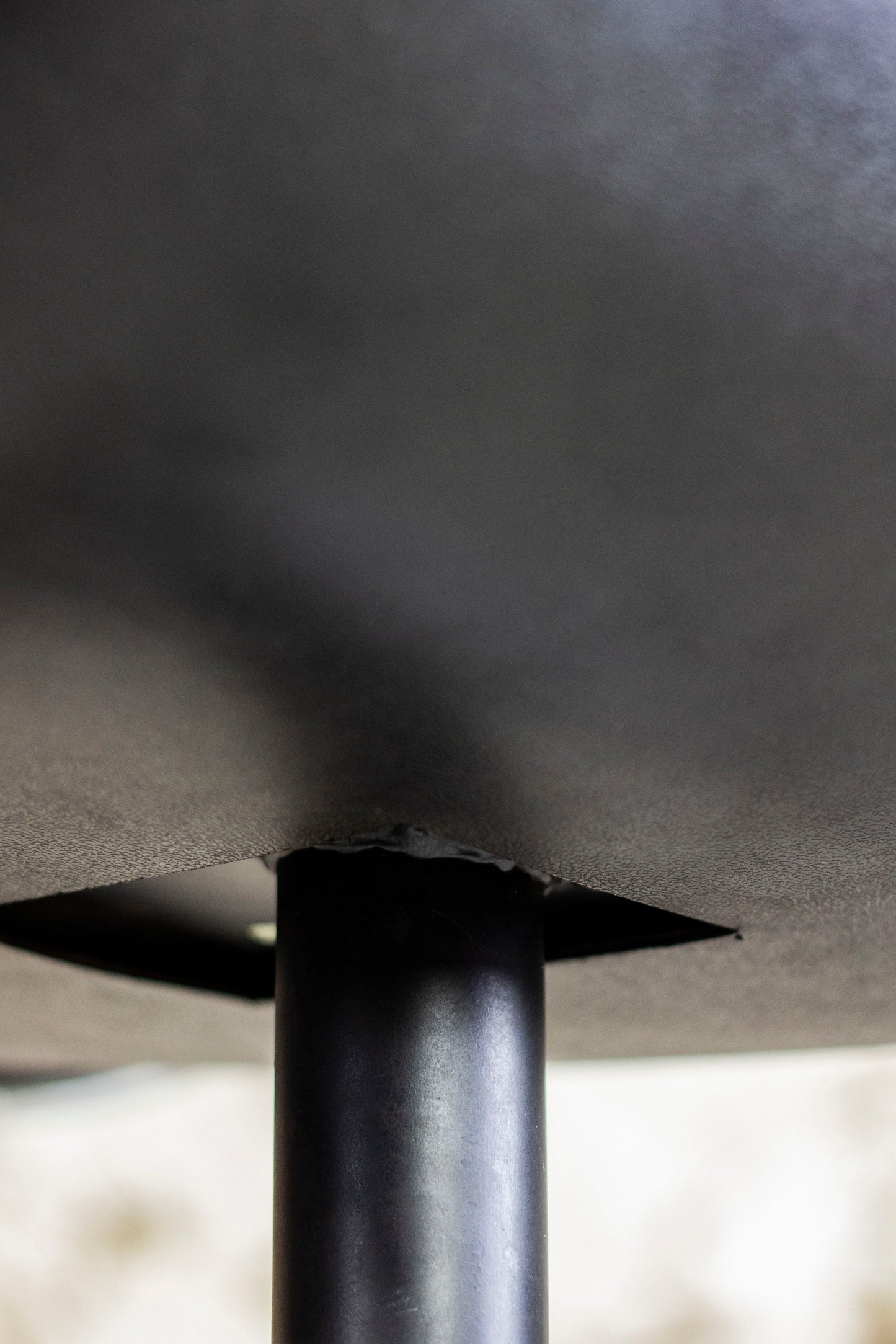 Fauteuil de bureau en cuir noir de Charles Pollock pour KNOLL