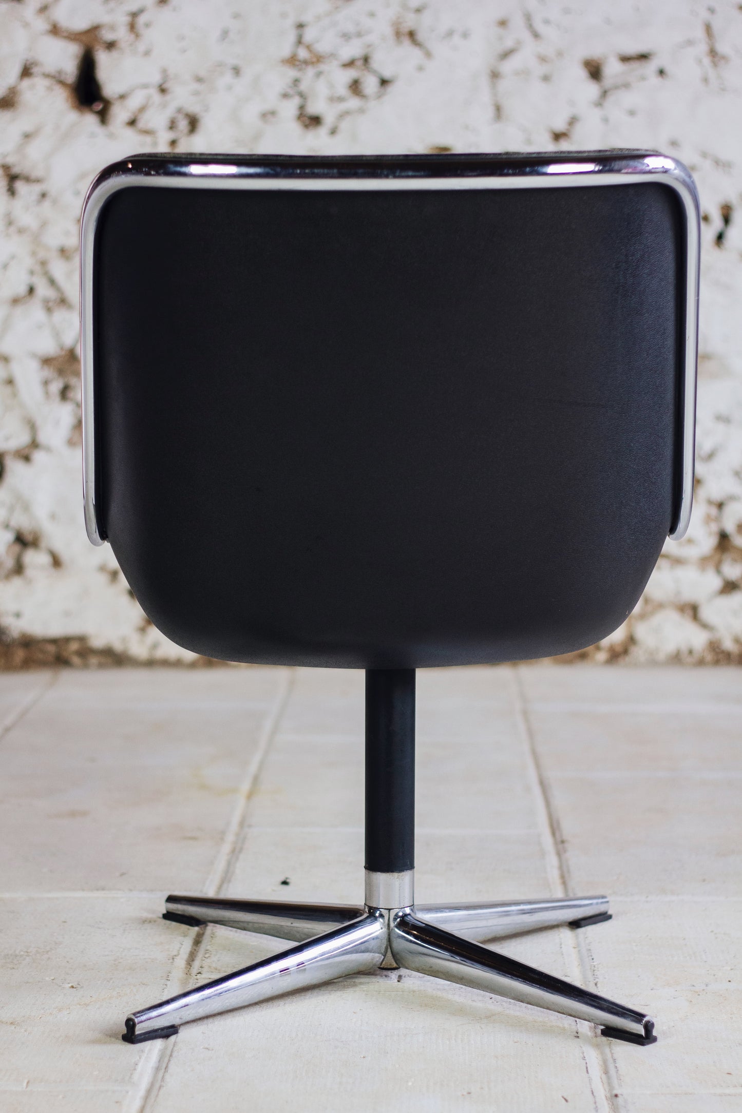 Fauteuil de bureau en cuir noir de Charles Pollock pour KNOLL