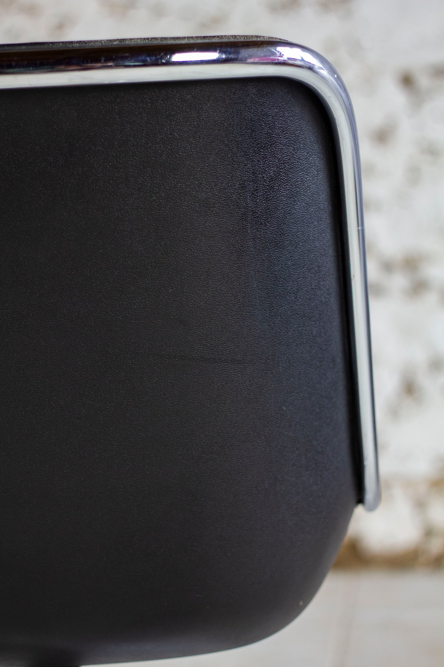 Fauteuil de bureau en cuir noir de Charles Pollock pour KNOLL