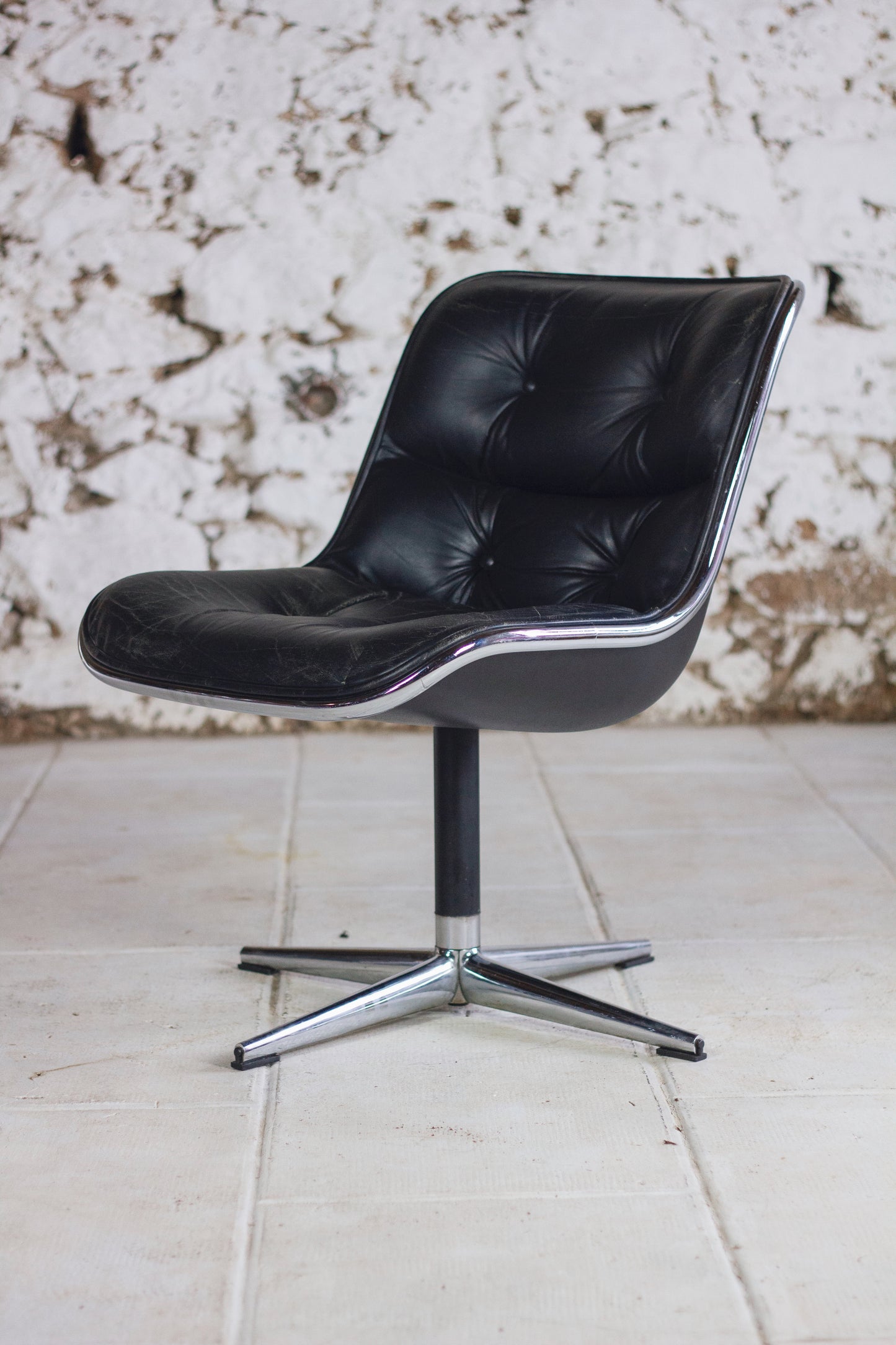 Fauteuil de bureau en cuir noir de Charles Pollock pour KNOLL