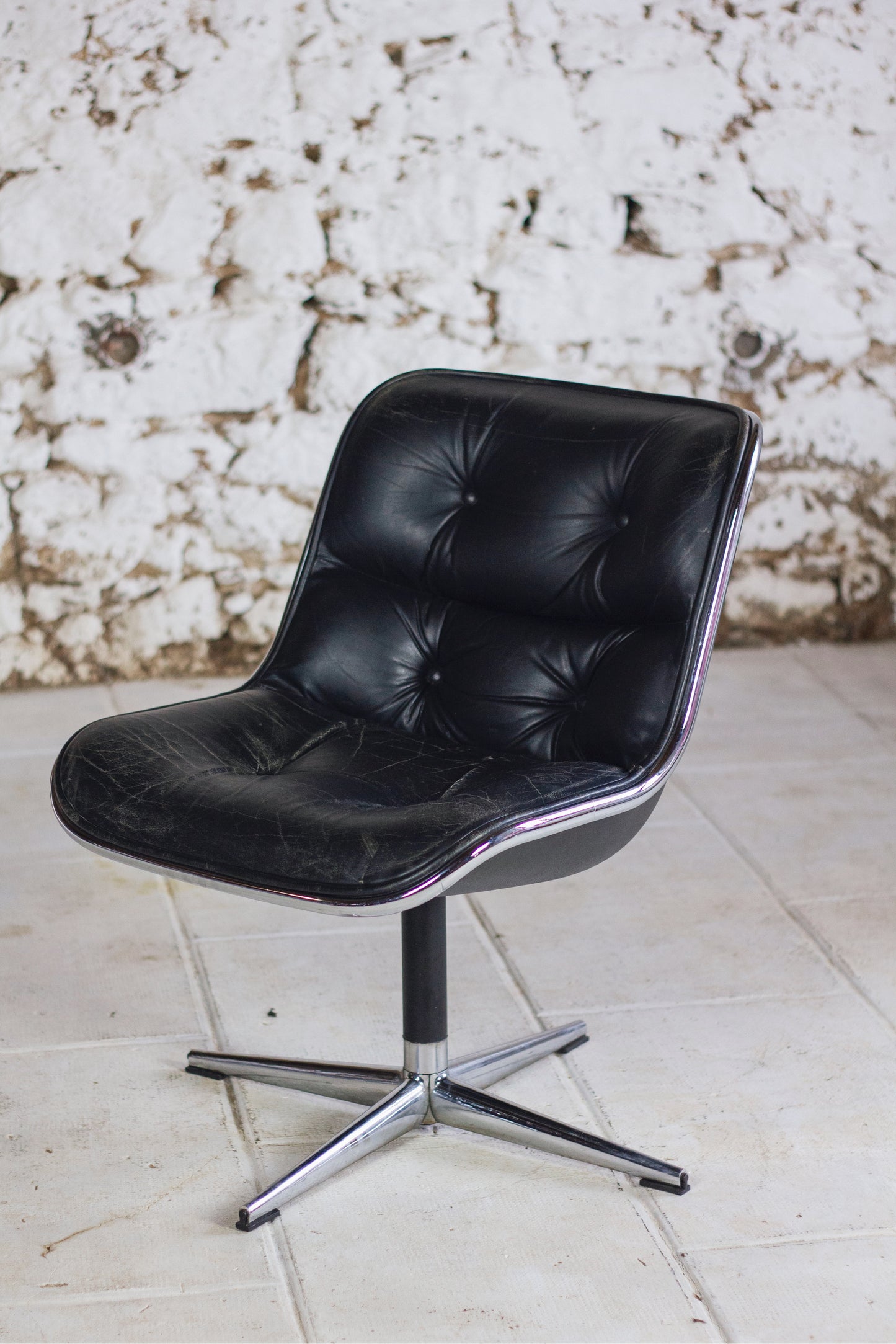 Fauteuil de bureau en cuir noir de Charles Pollock pour KNOLL