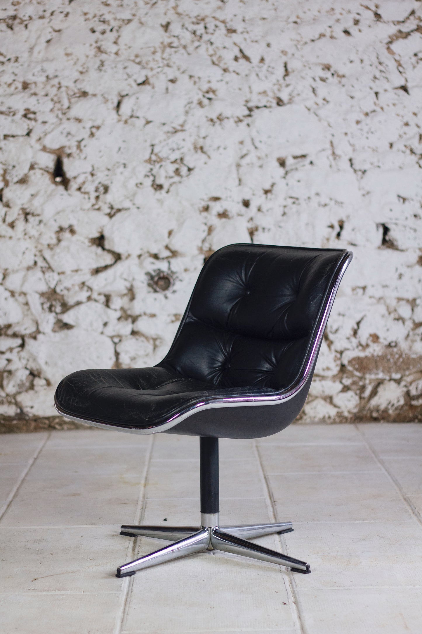 Fauteuil de bureau en cuir noir de Charles Pollock pour KNOLL