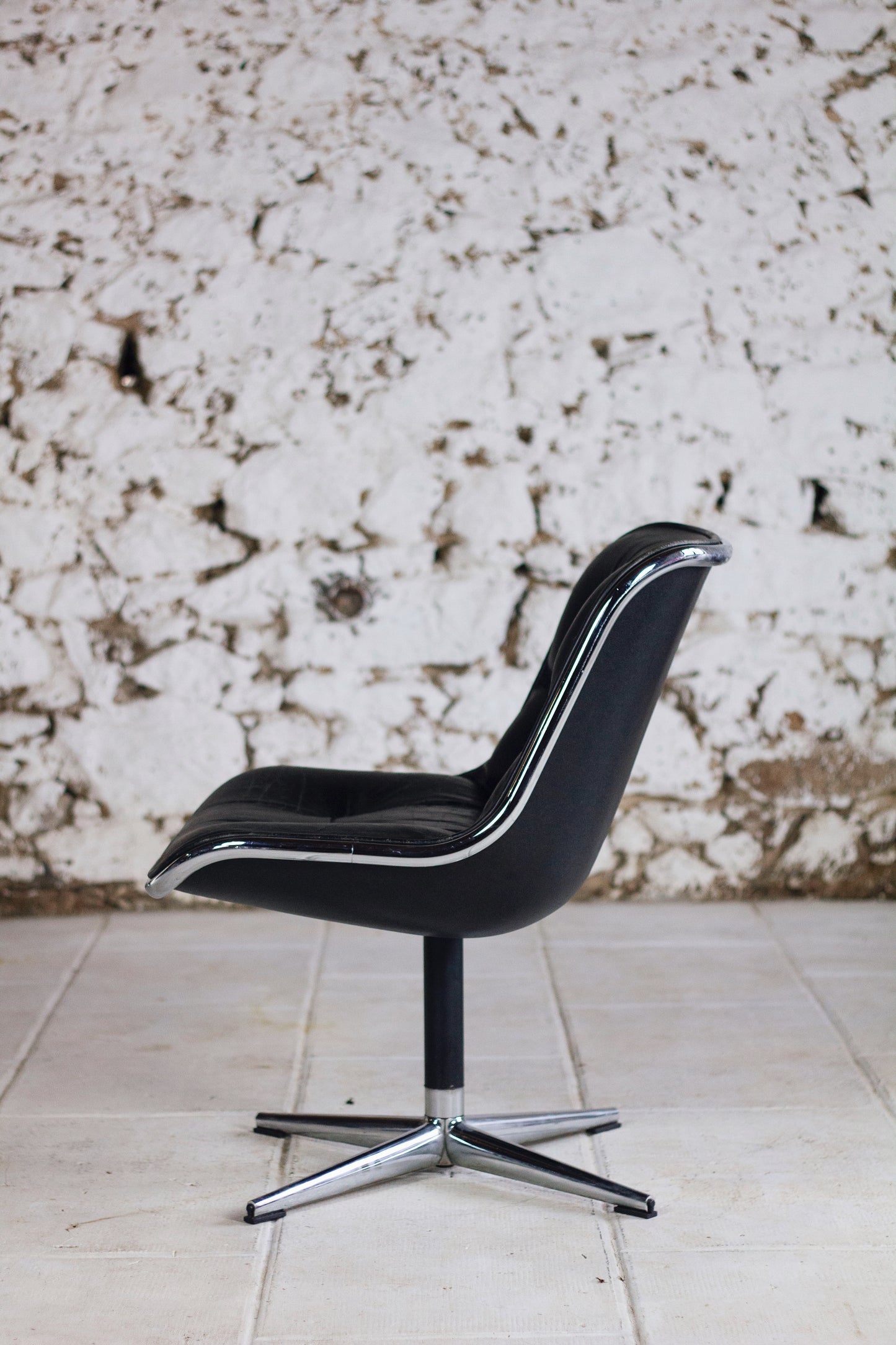 Fauteuil de bureau en cuir noir de Charles Pollock pour KNOLL