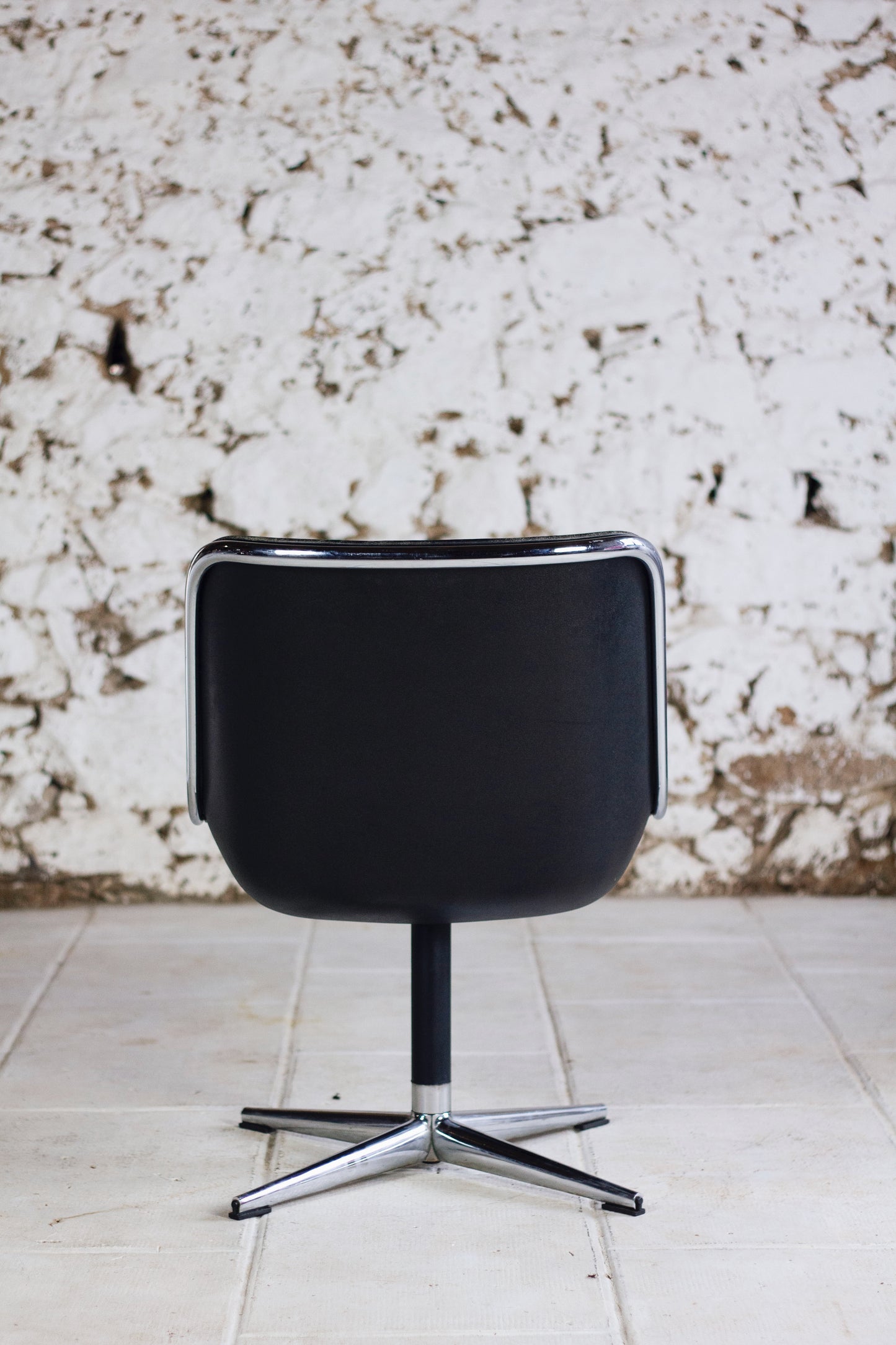 Fauteuil de bureau en cuir noir de Charles Pollock pour KNOLL