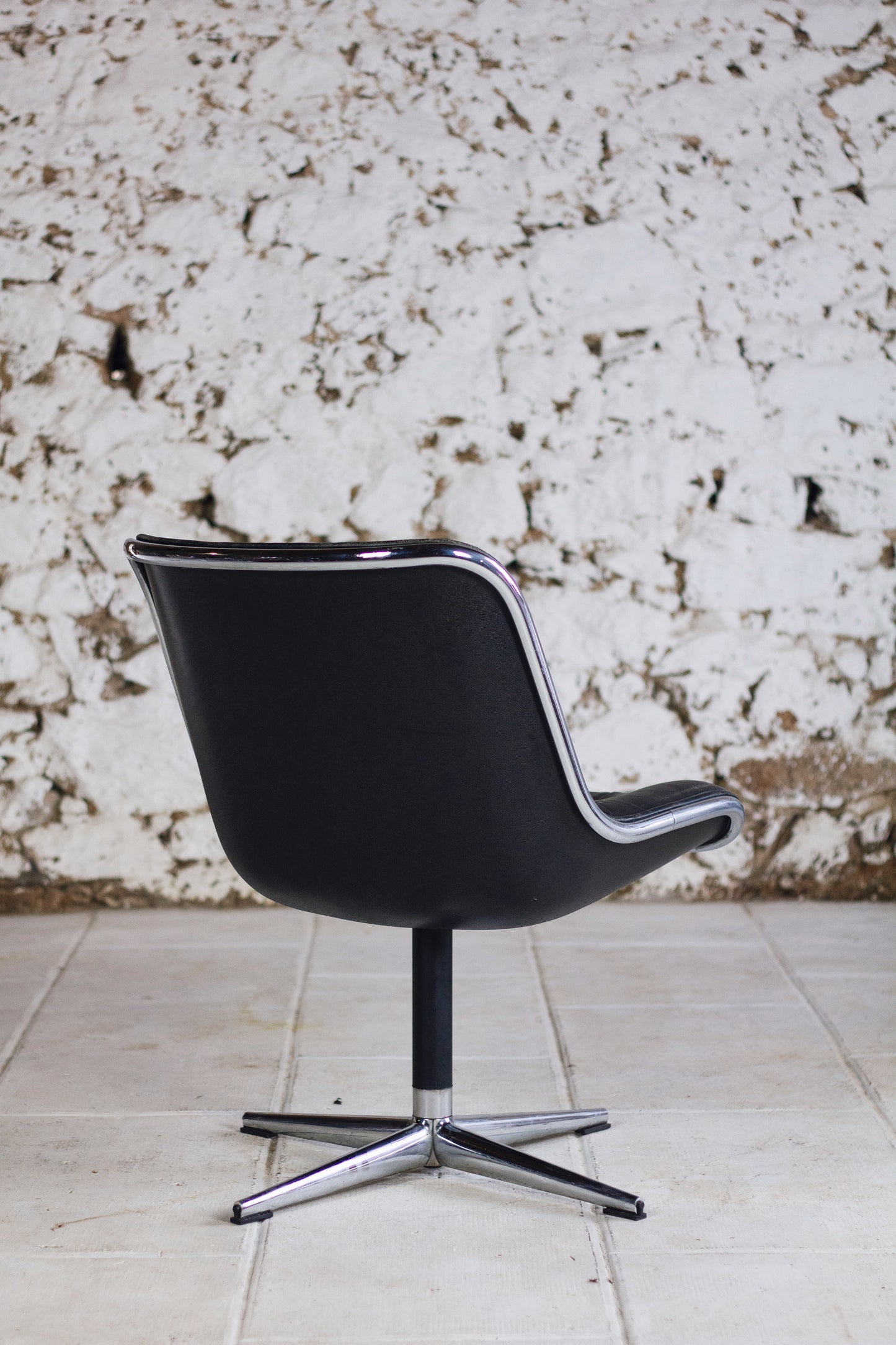 Fauteuil de bureau en cuir noir de Charles Pollock pour KNOLL