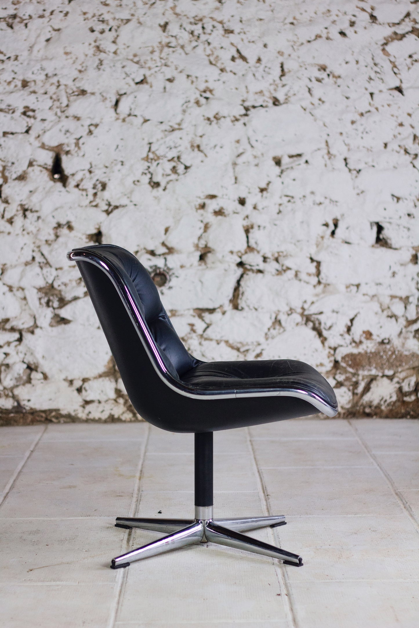 Fauteuil de bureau en cuir noir de Charles Pollock pour KNOLL