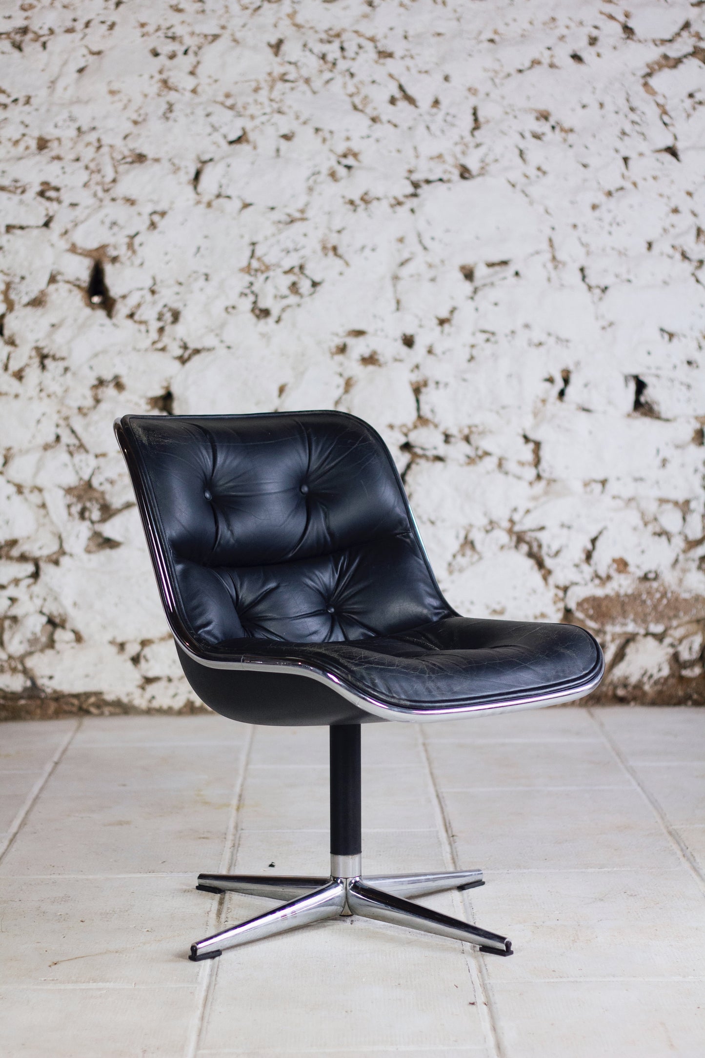 Fauteuil de bureau en cuir noir de Charles Pollock pour KNOLL