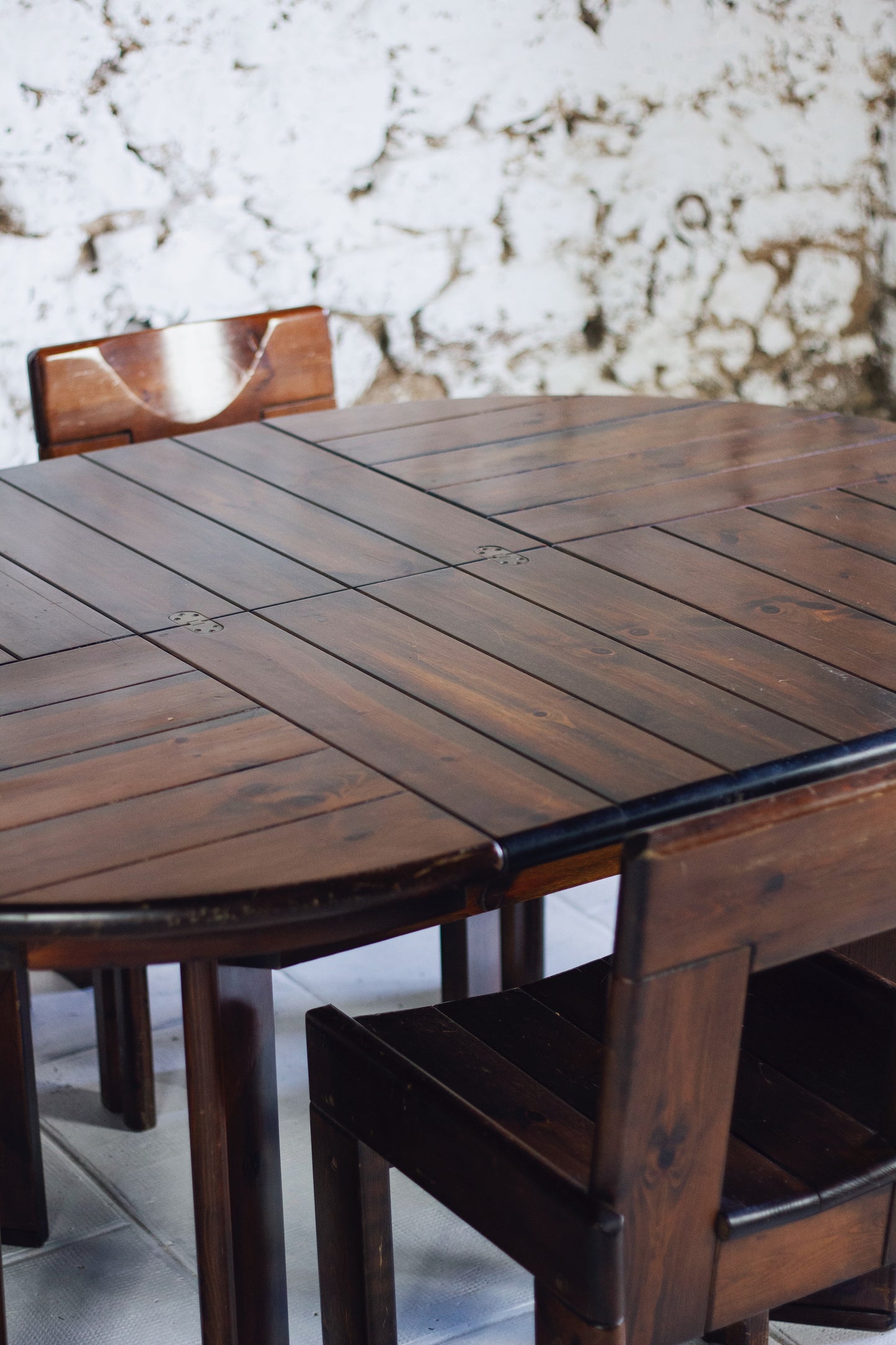 Ensemble table extensible et 5 chaises Silvio Coppola, 1970