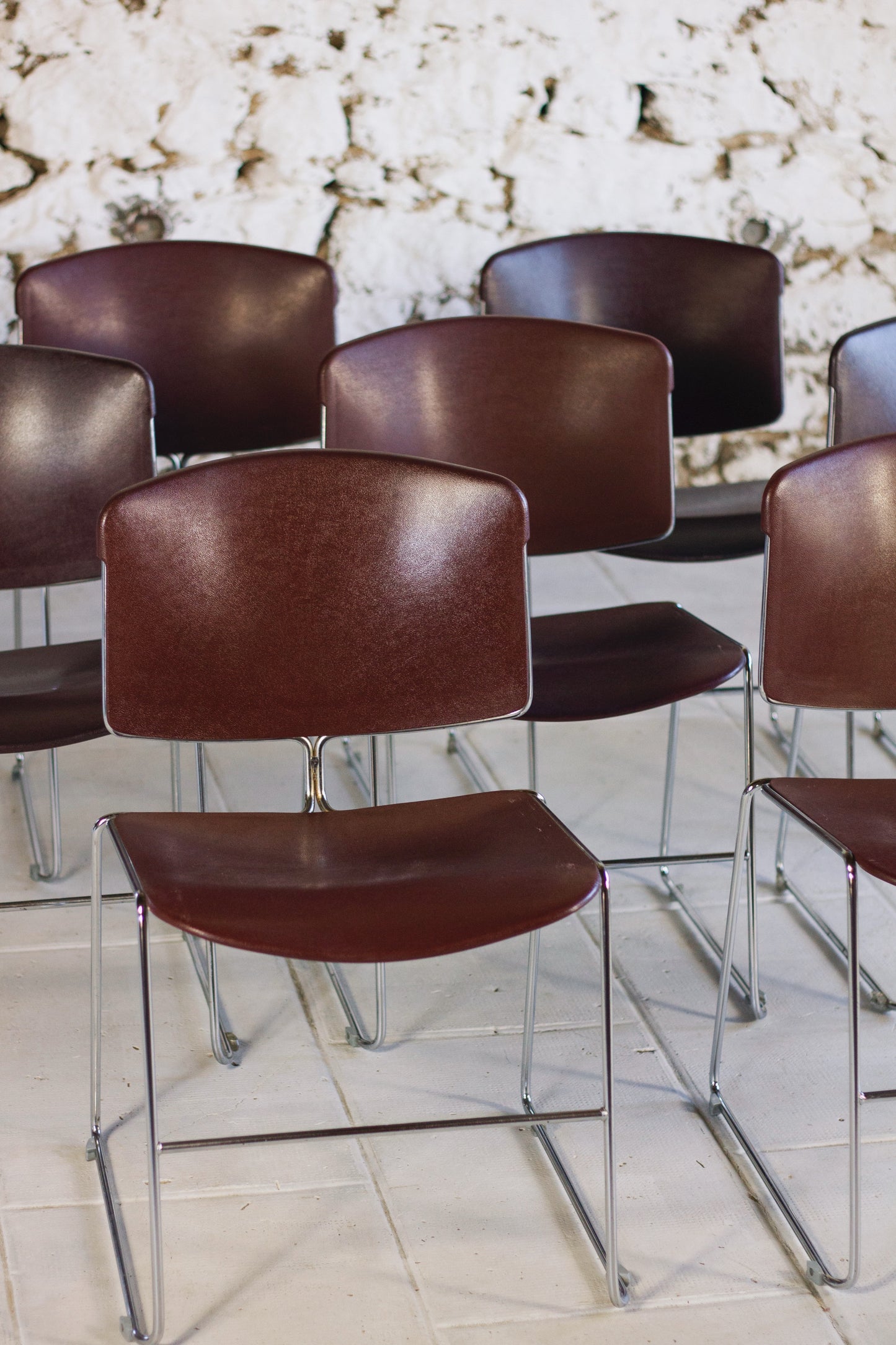 Série de 9 chaises bordeaux Max Stacker pour Steelcase, 1970