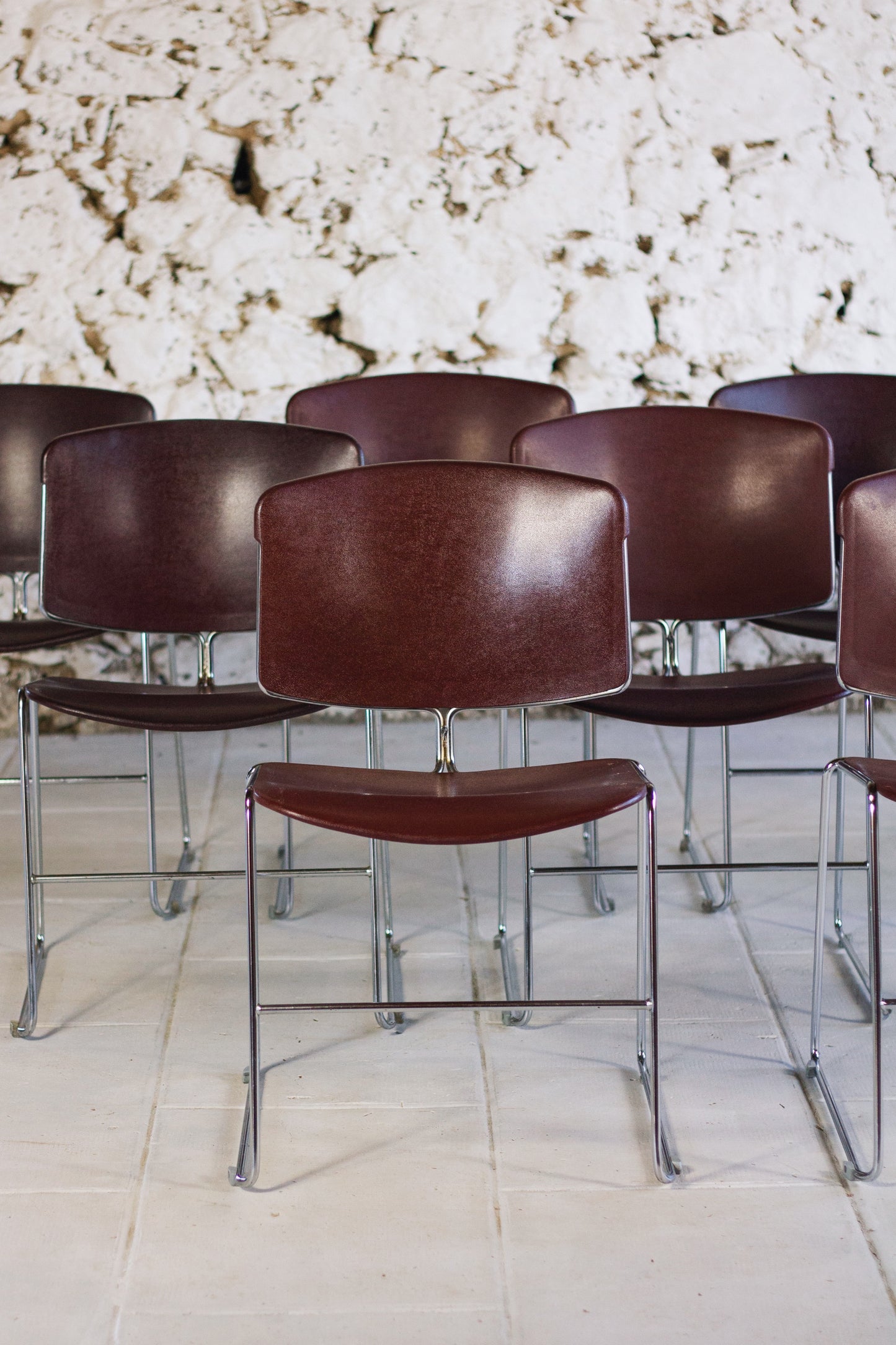 Série de 9 chaises bordeaux Max Stacker pour Steelcase, 1970