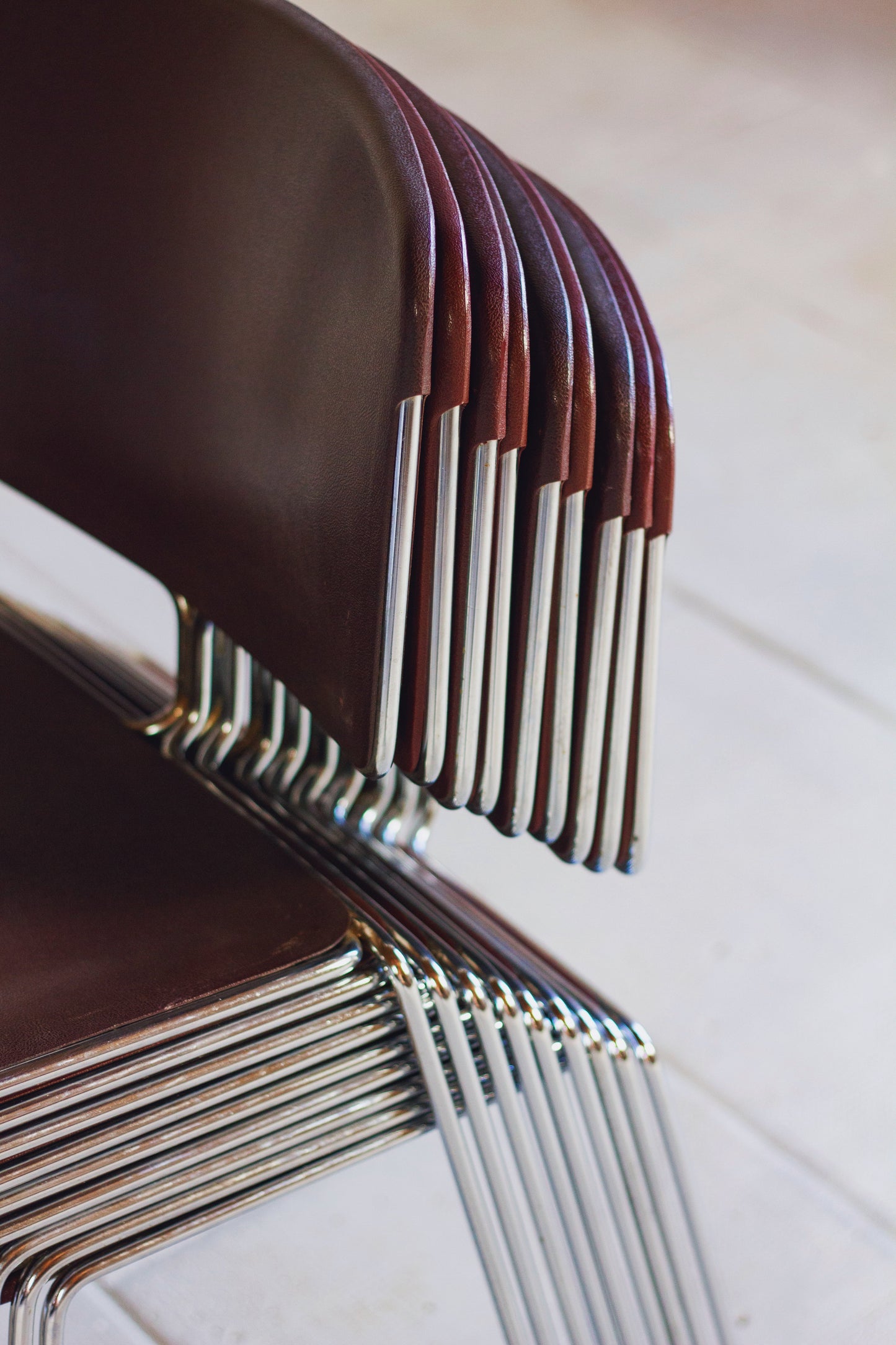 Série de 9 chaises bordeaux Max Stacker pour Steelcase, 1970