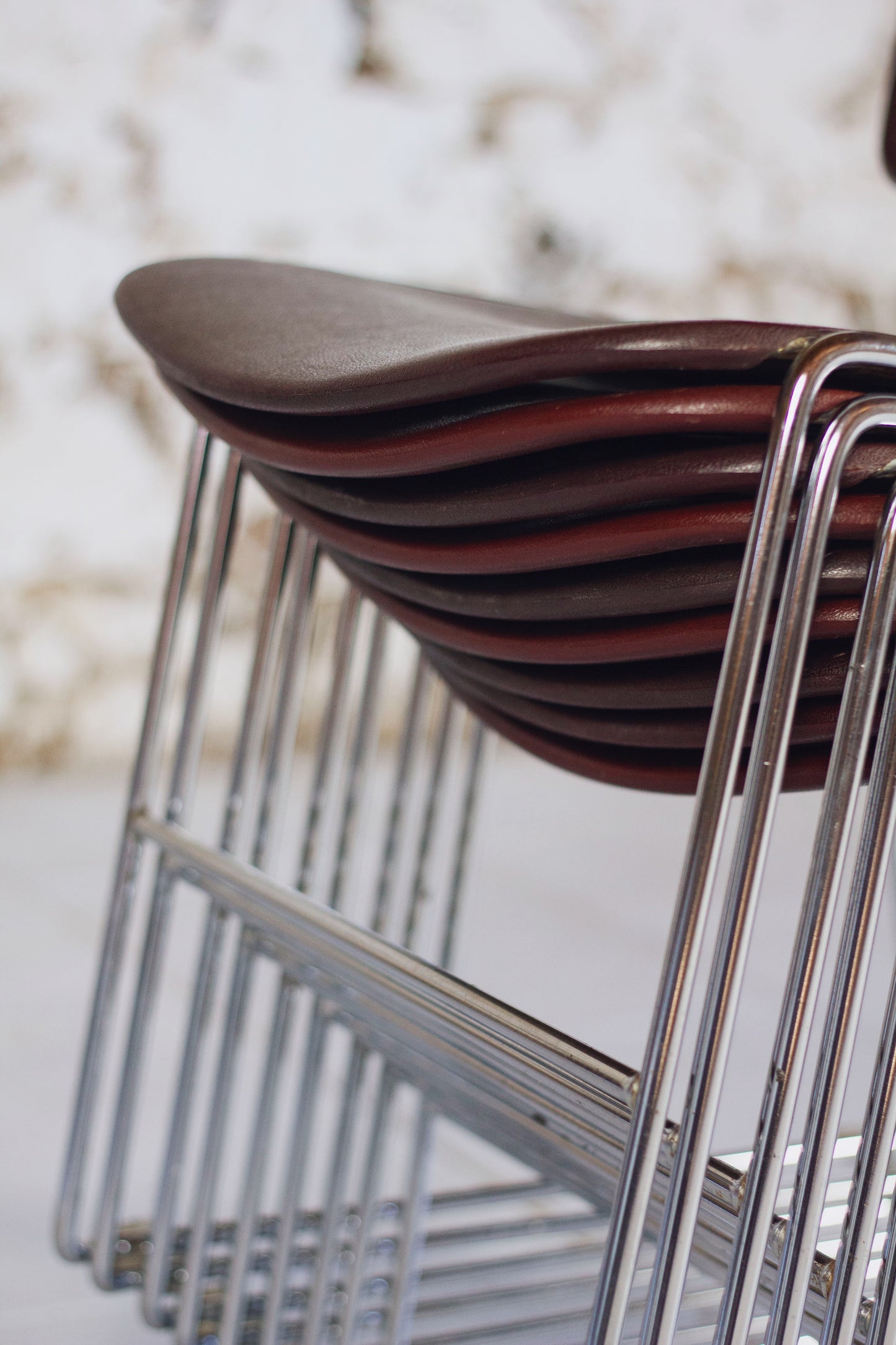 Série de 9 chaises bordeaux Max Stacker pour Steelcase, 1970