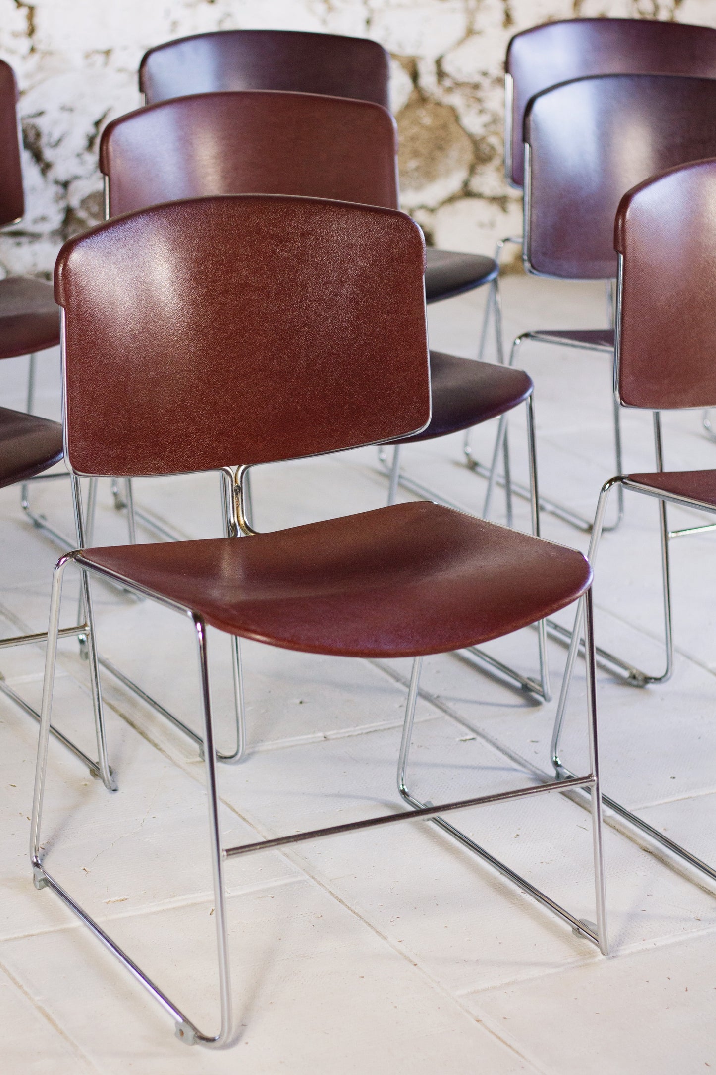 Série de 9 chaises bordeaux Max Stacker pour Steelcase, 1970